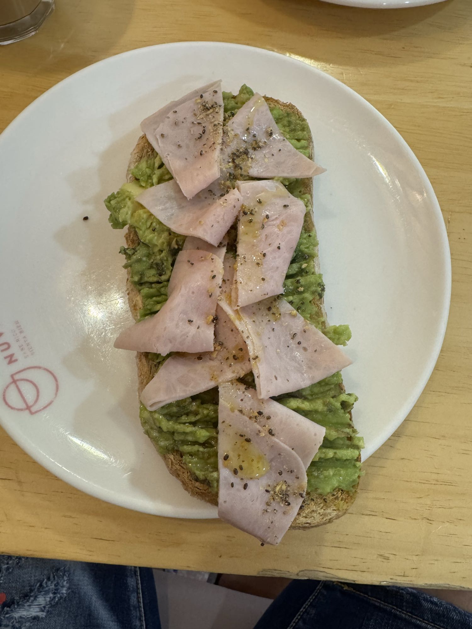 Tostada con aguacate y jamón