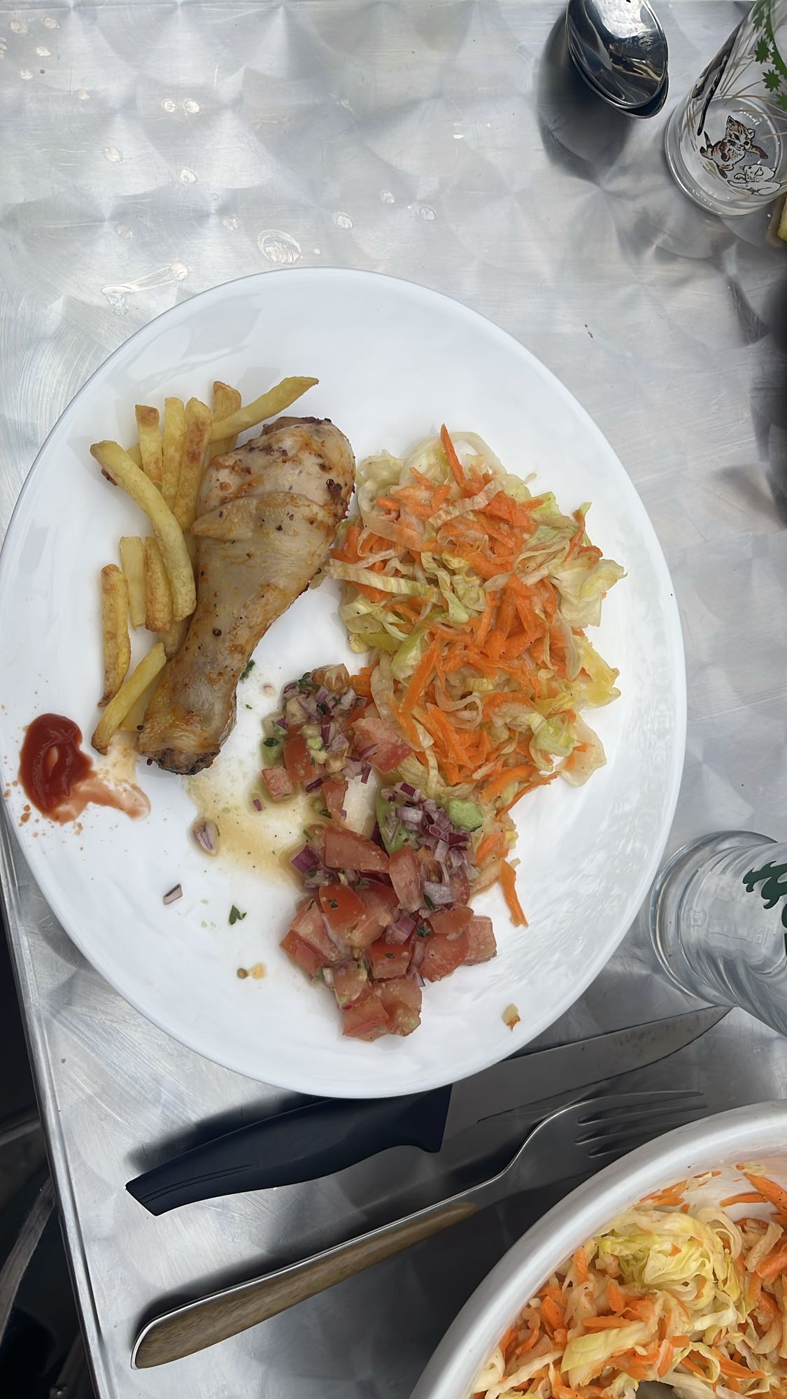 Poulet, frites et salade