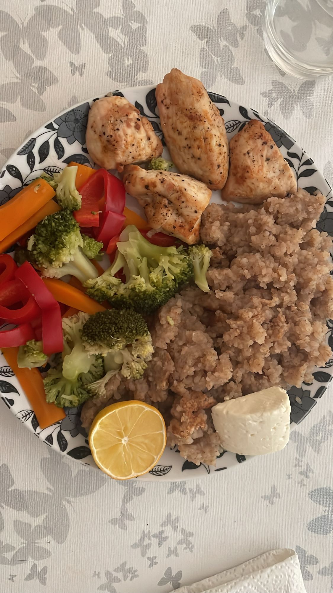 Hähnchen Quinoa Gemüse Teller