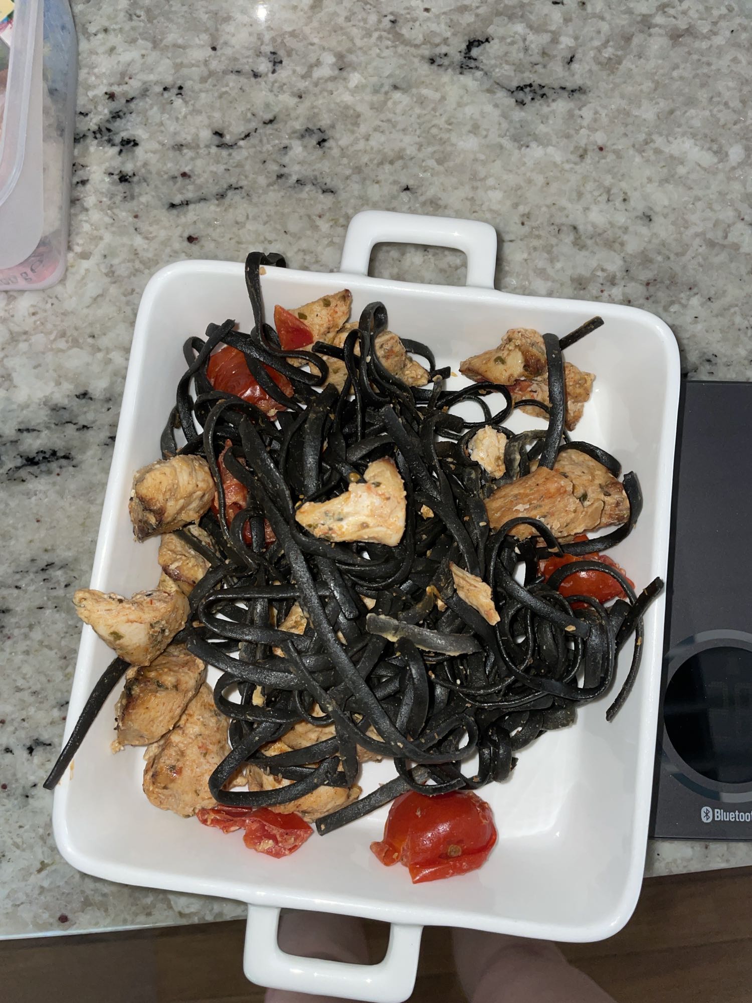 Czarny makaron z kurczakiem