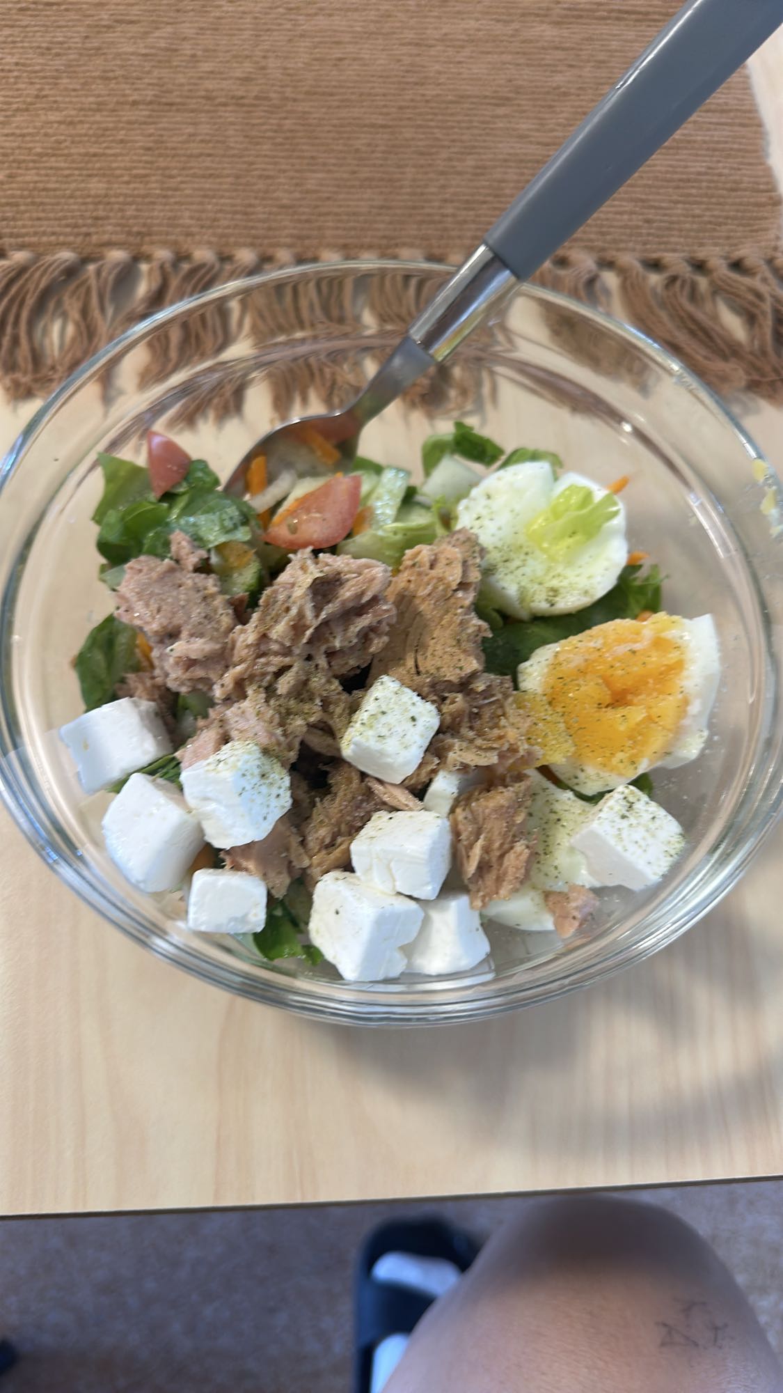 Tonfisksallad med feta och ägg