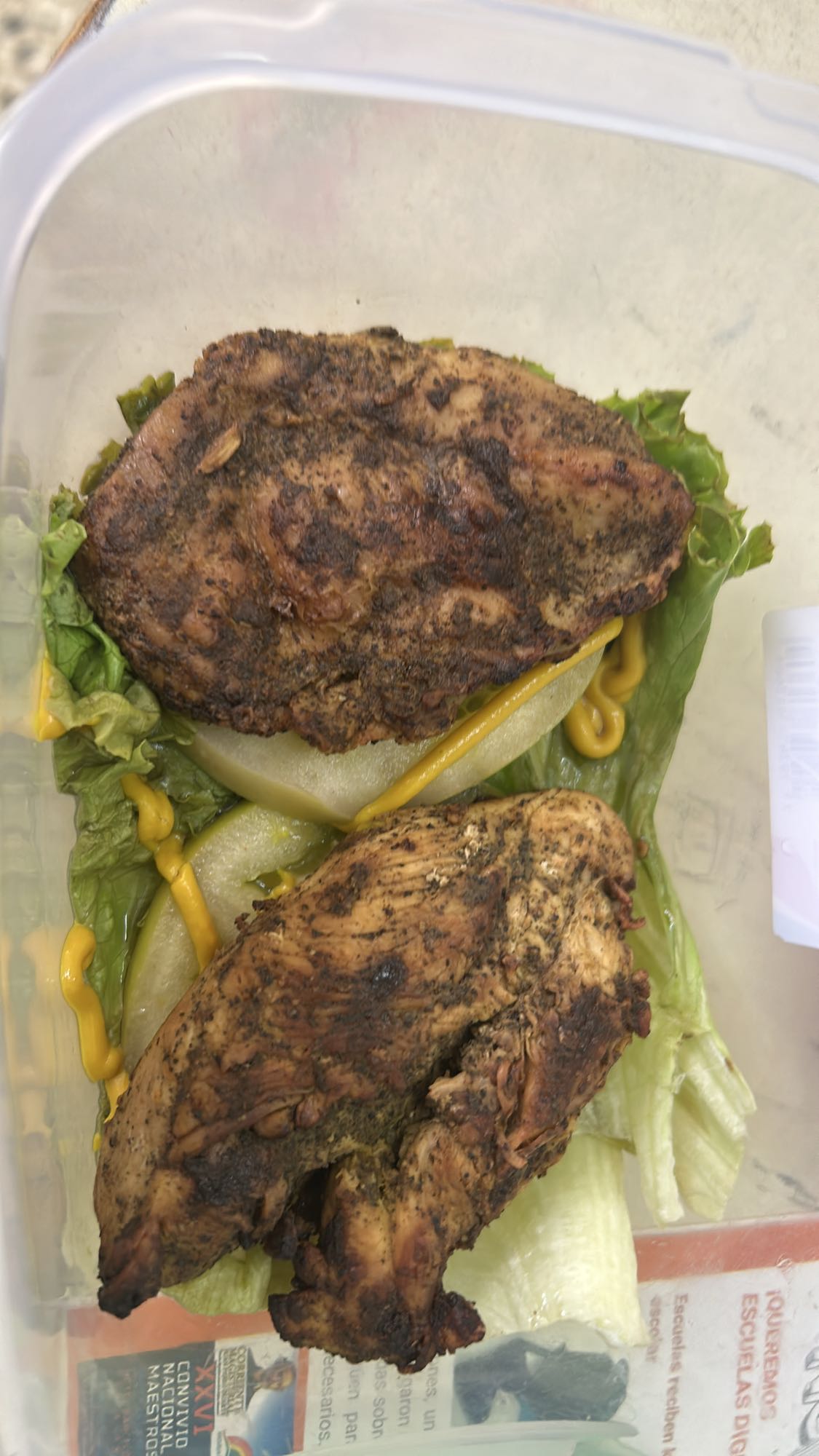 Pollo con lechuga y mostaza