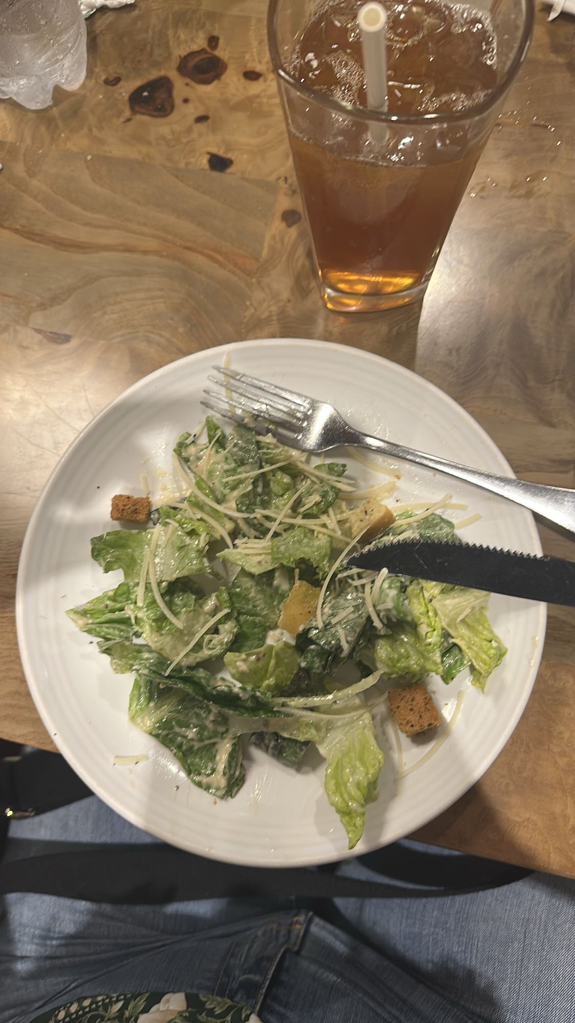 Salada Caesar e chá