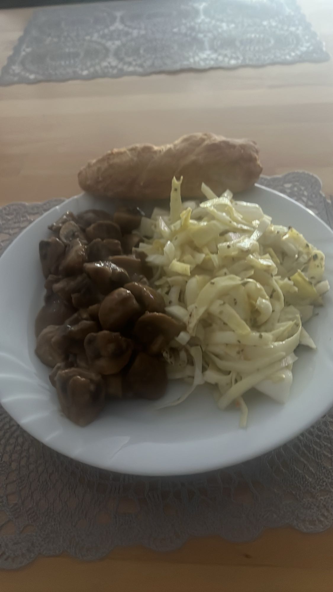 Pilzgericht mit Salat
