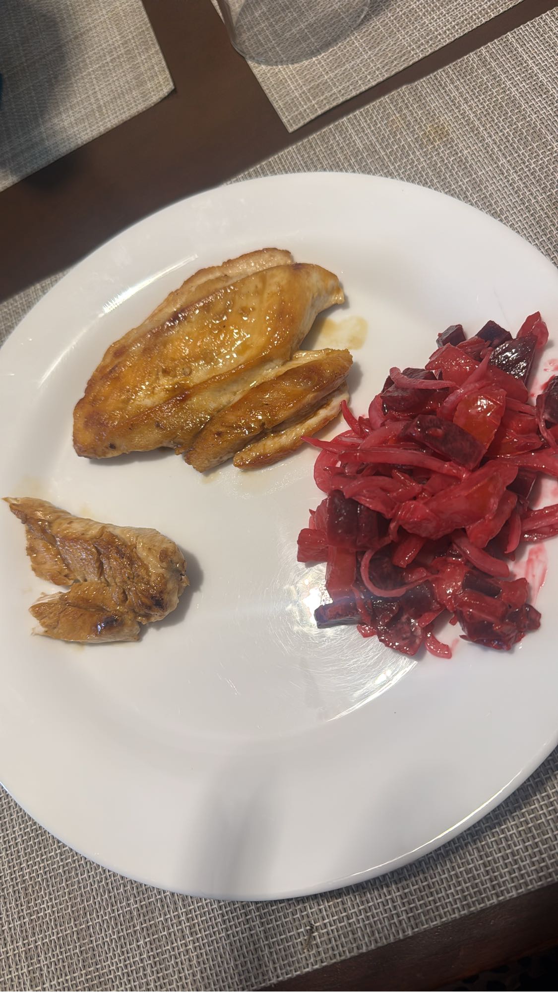 Pollo con ensalada de remolacha
