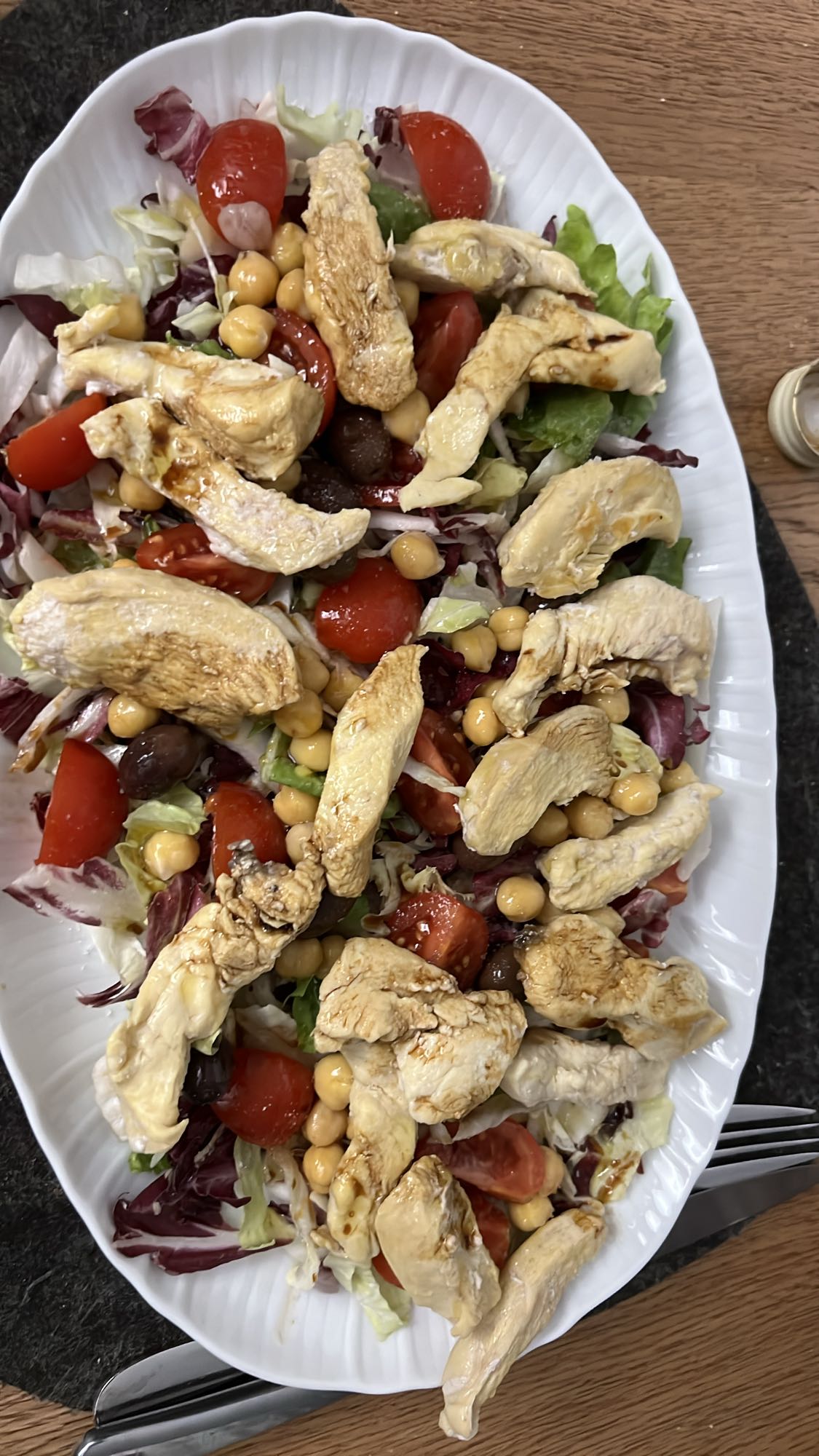 Tavuklu Nohutlu Salata