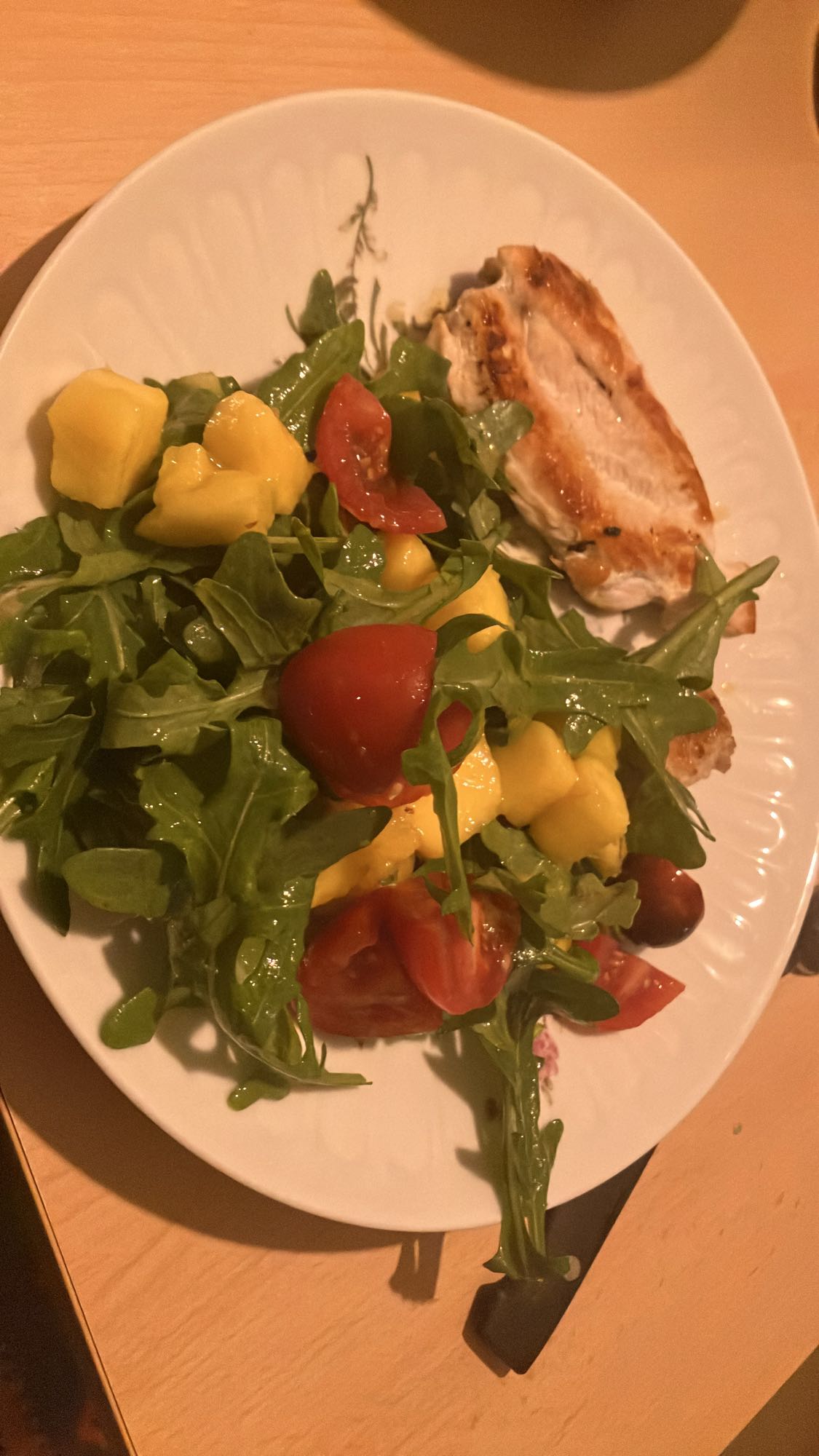 Salada com frango grelhado