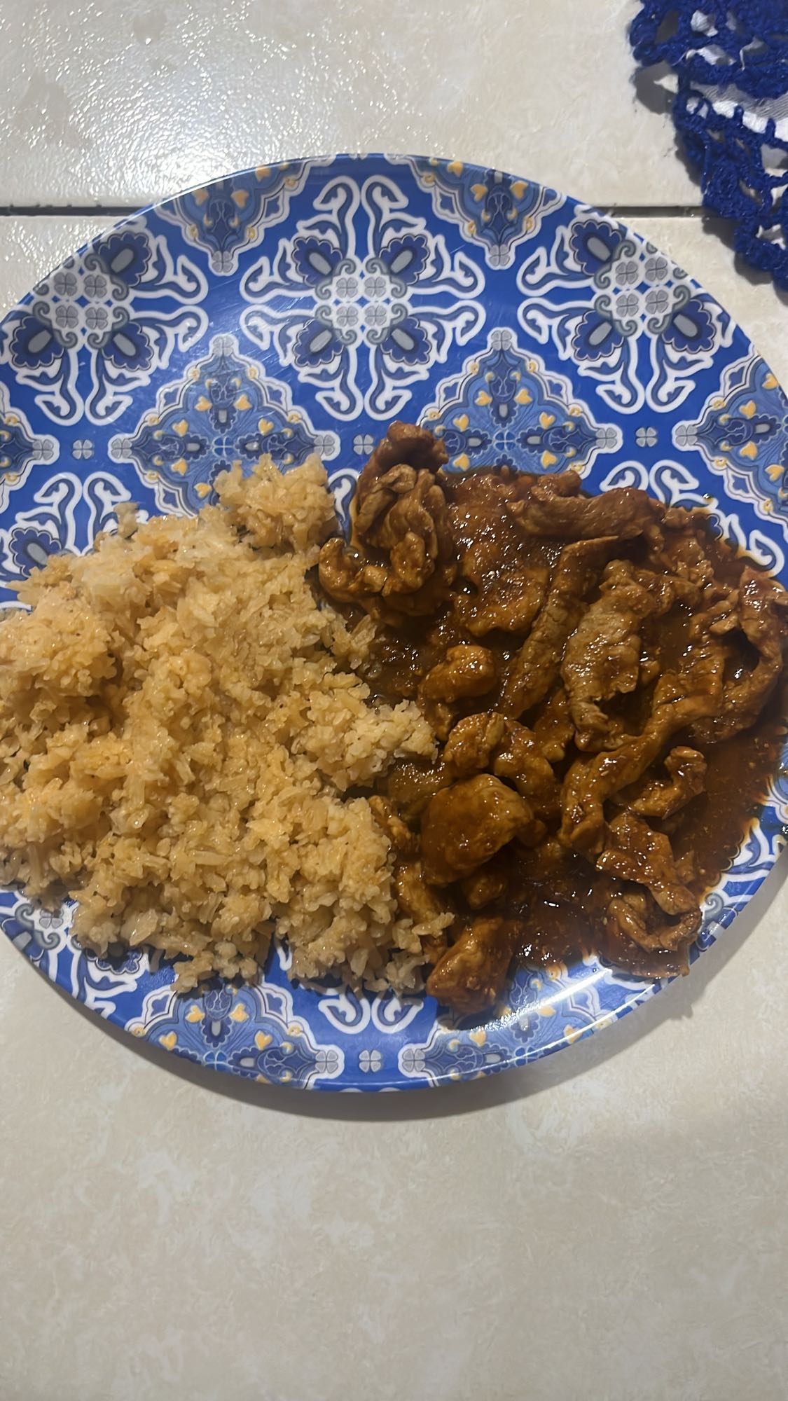 Arroz con carne en salsa