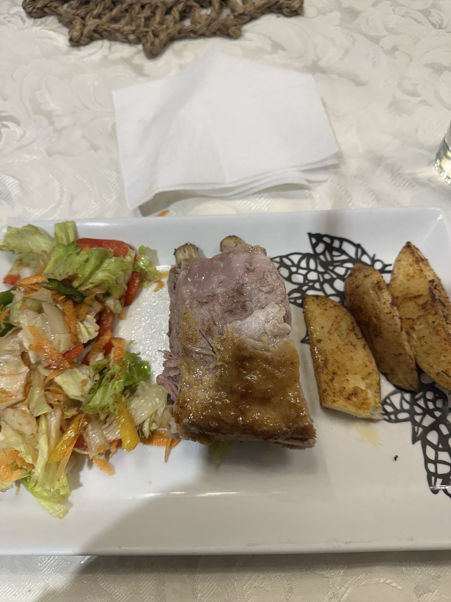 Costillas con papas y ensalada