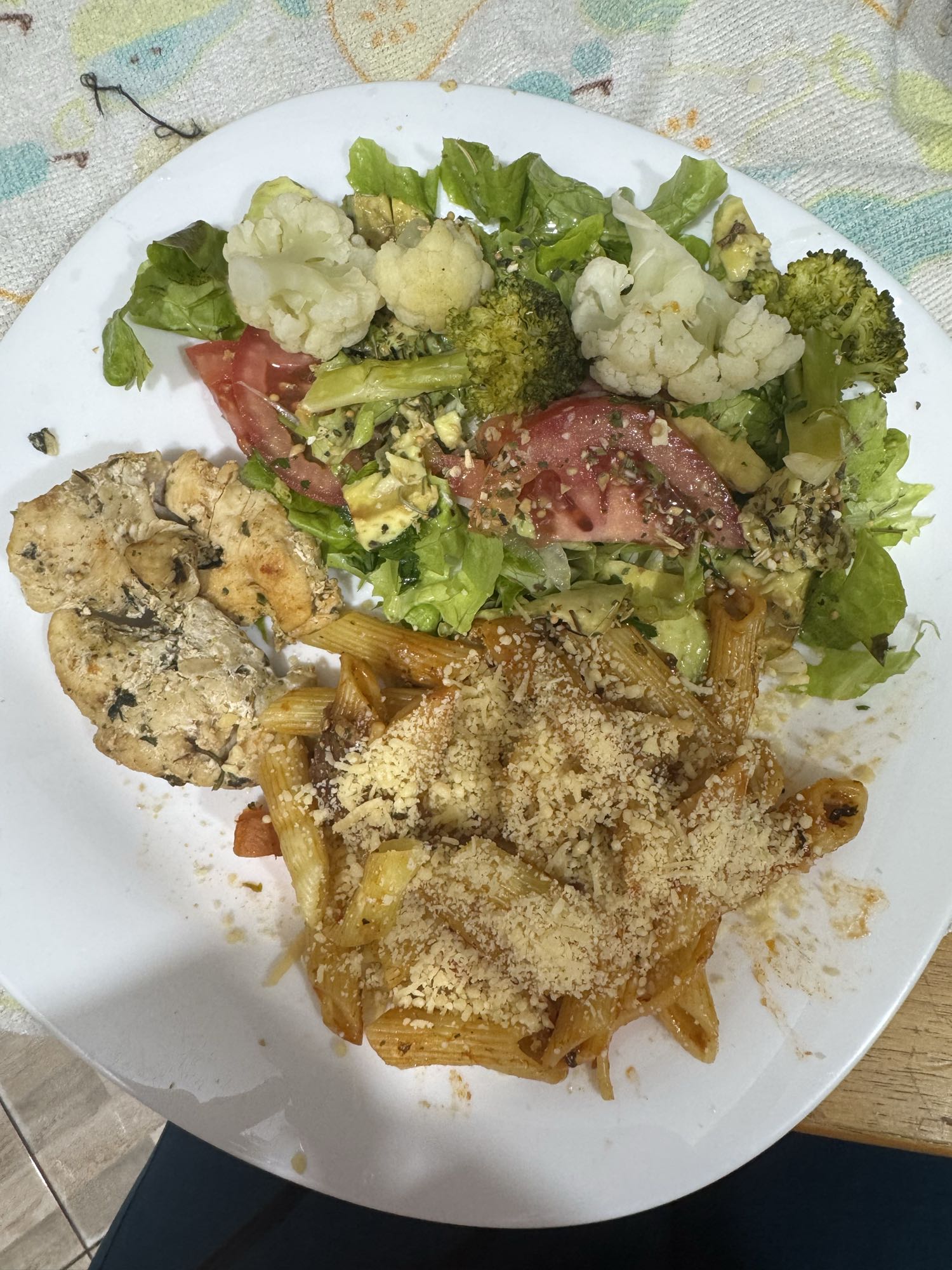 Frango, salada e macarrão