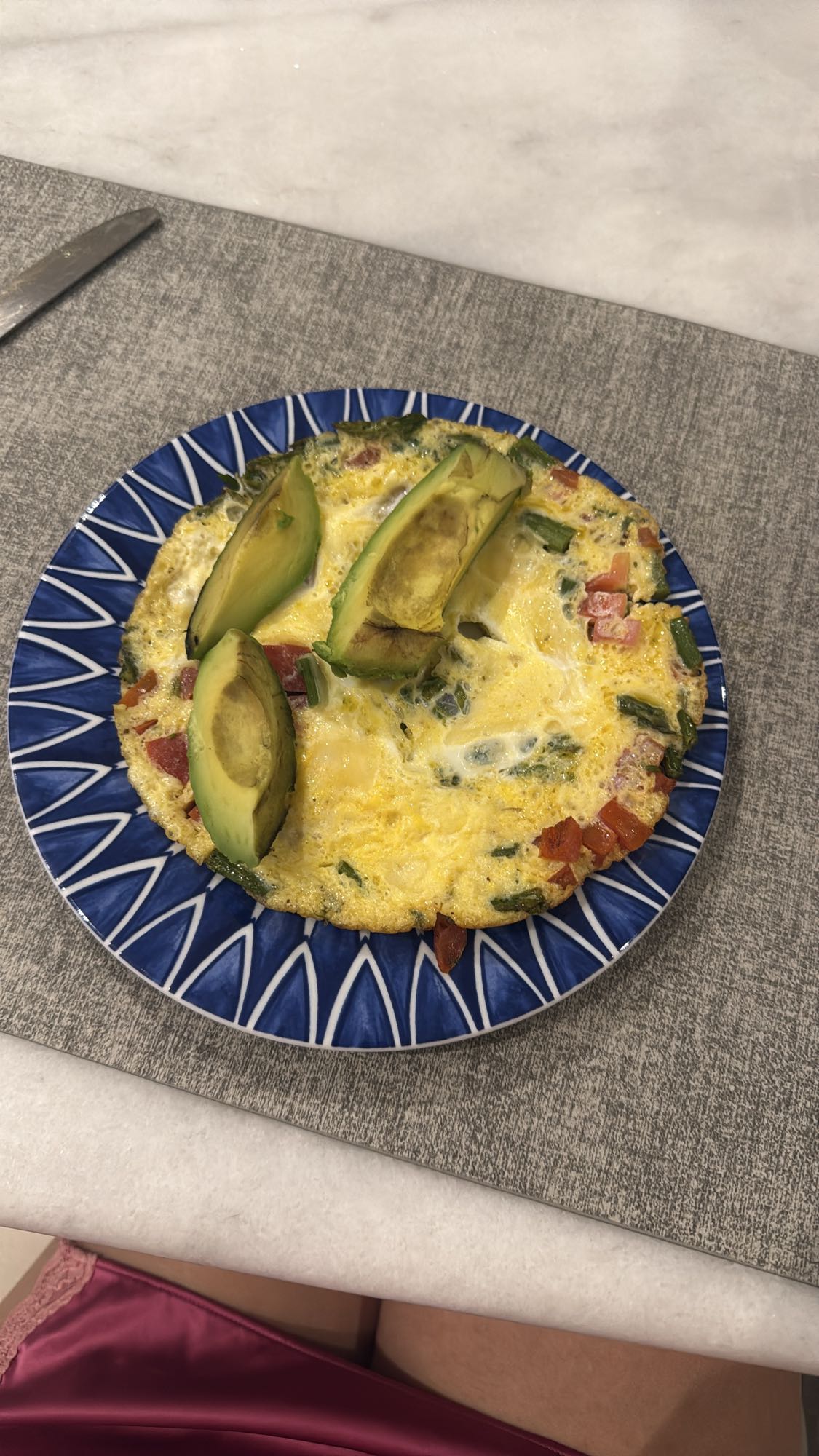 tortilla de huevo con aguacate