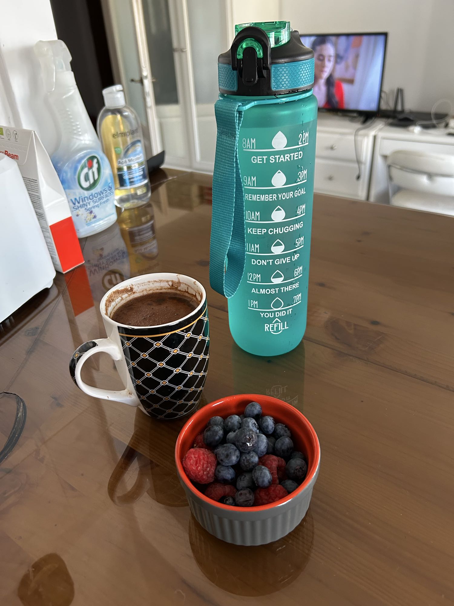 Cafea cu scorțișoară, fructe de pădure și apă