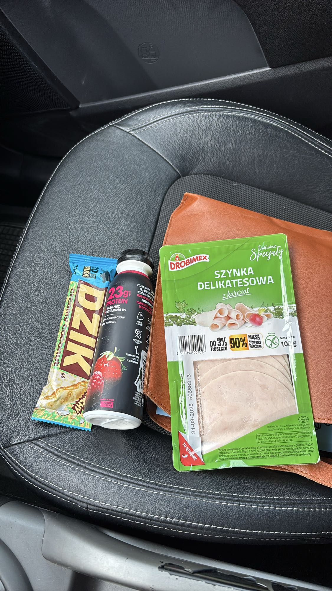 Przekąska z szynką i batonem