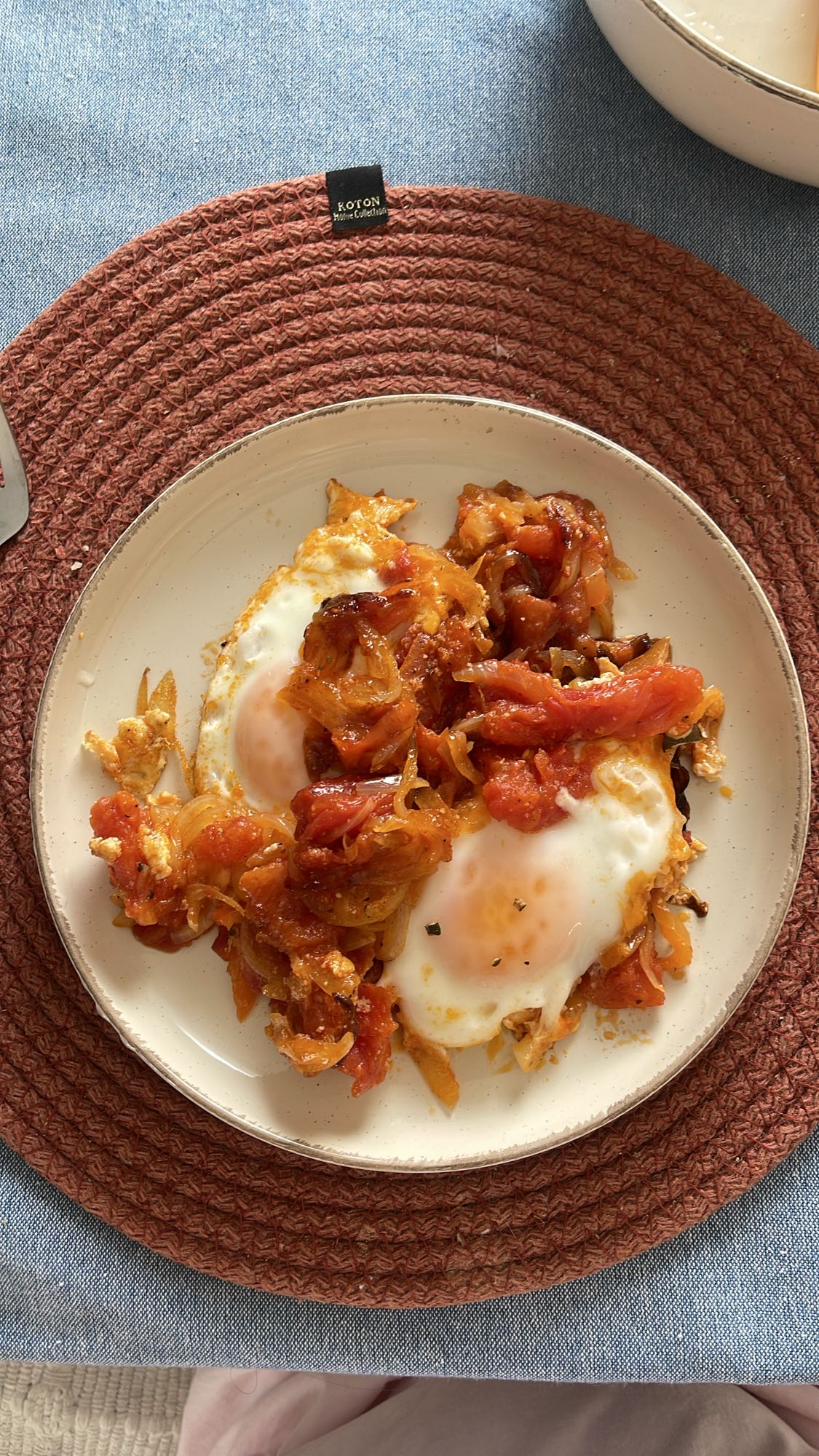 Яичница с томатами и луком