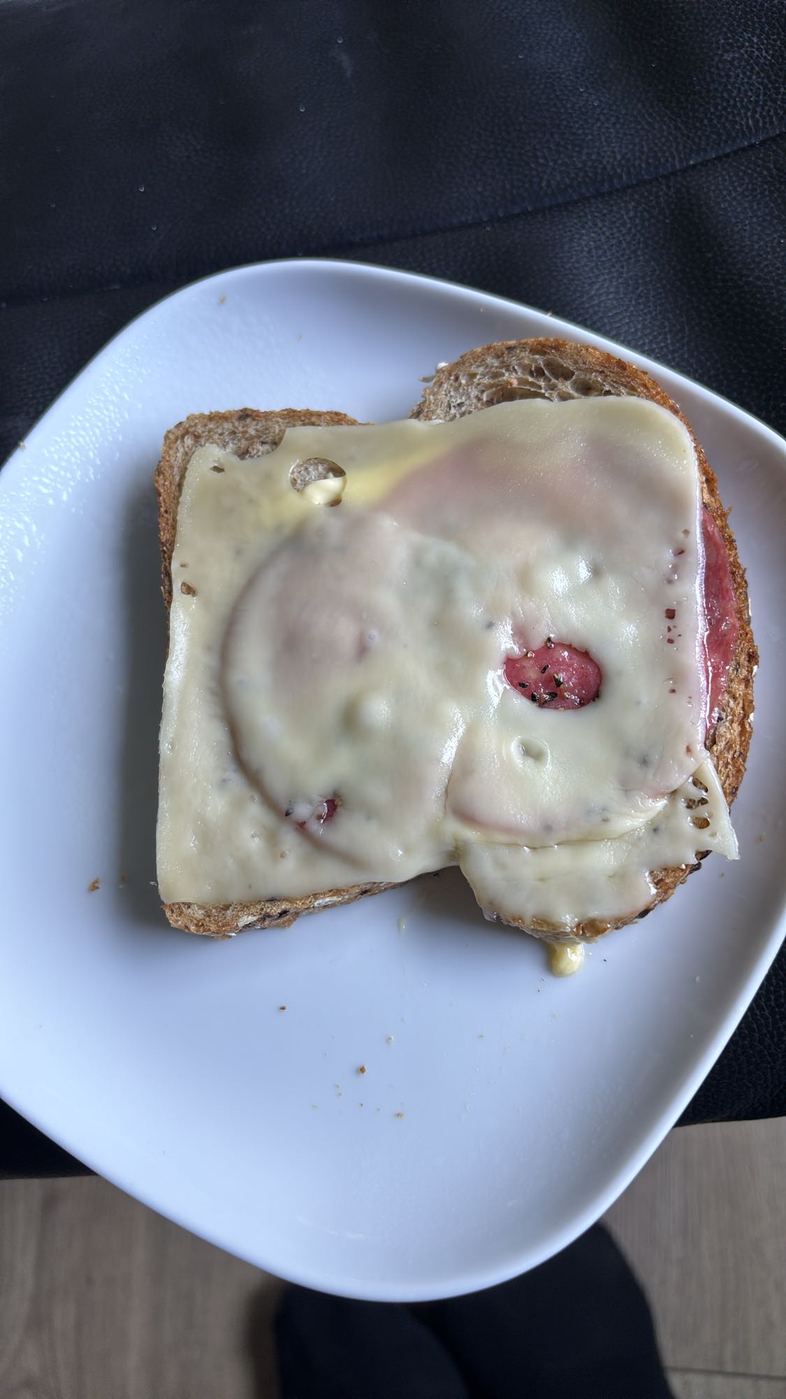 Ost og salami smørbrød