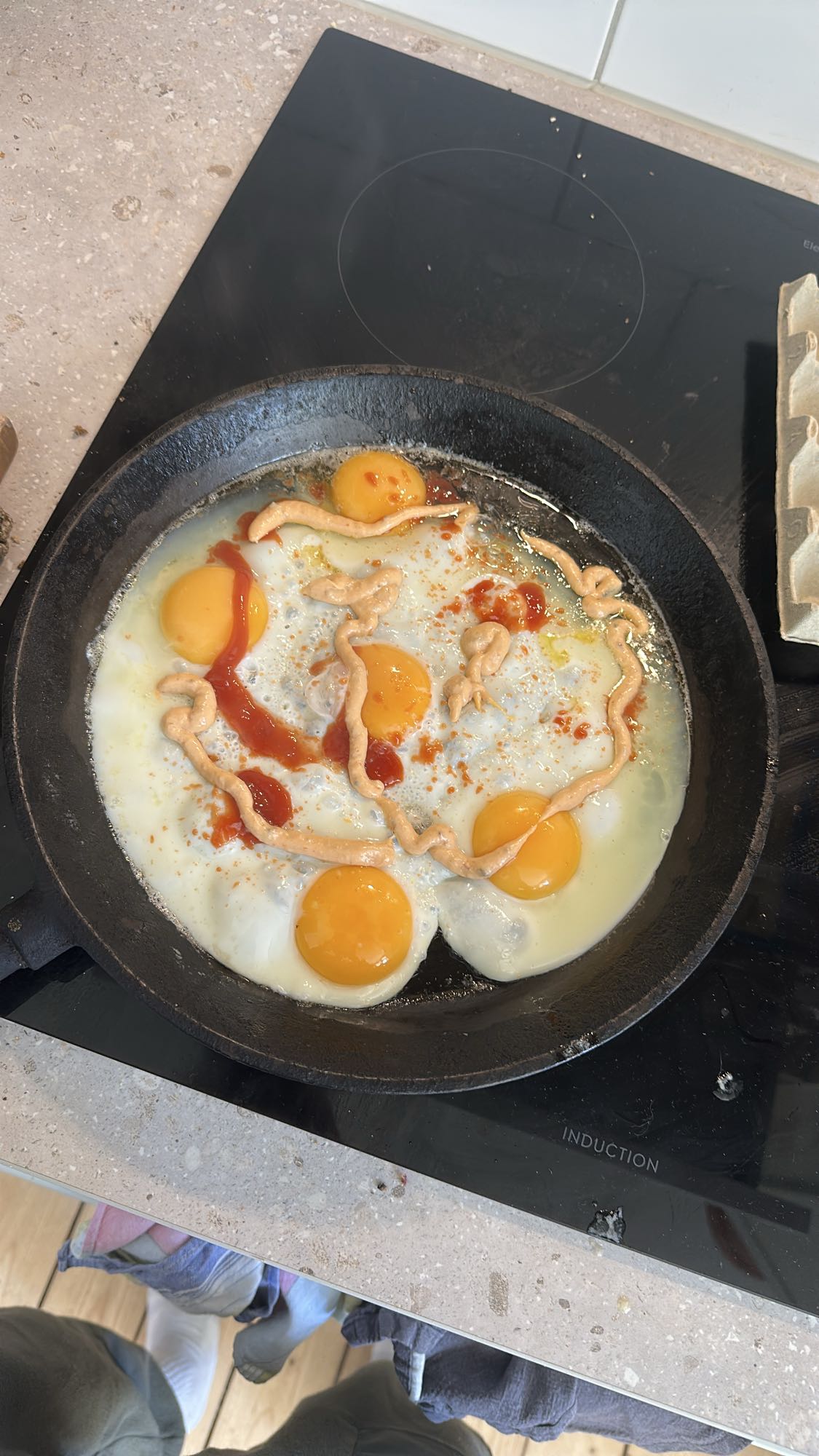 Stekta ägg med sås