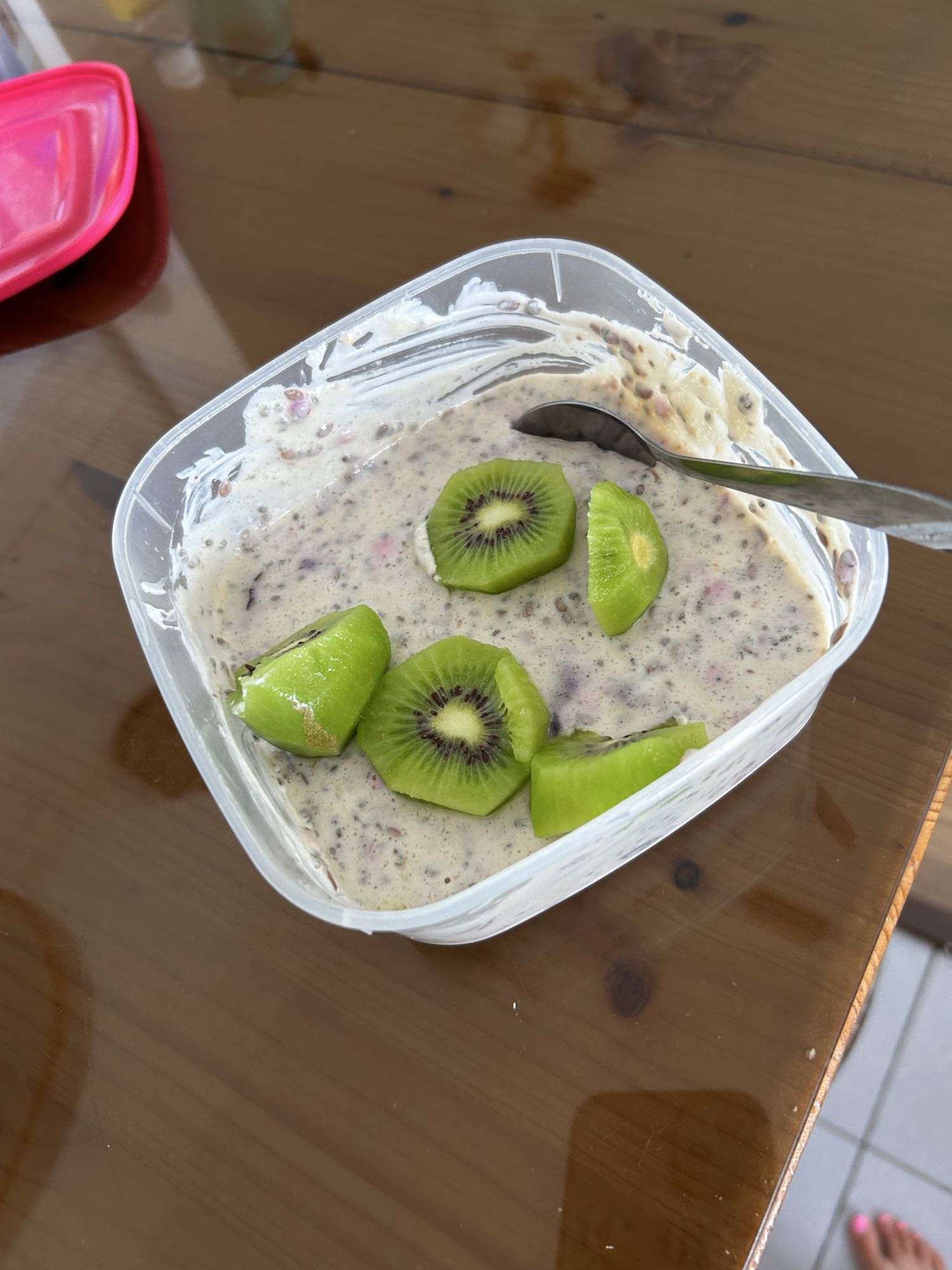 Iaurt proteic cu kiwi, fructe de pădure și semințe