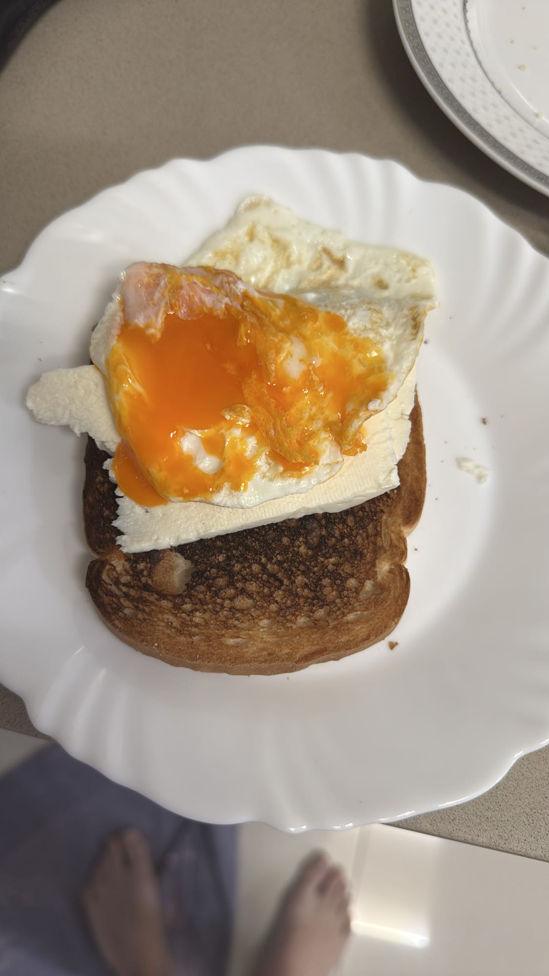 Torrada com ovo e manteiga