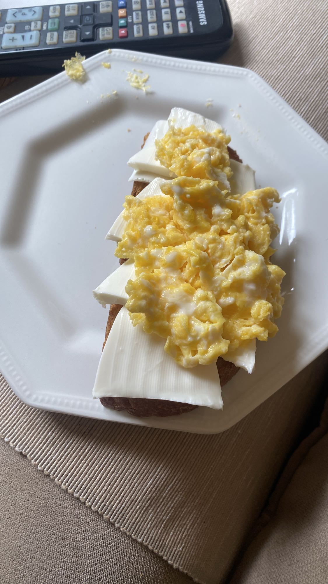 Tostada con huevo y queso