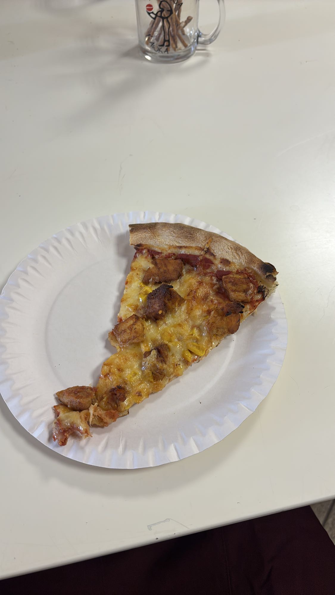 Kawałek pizzy z kurczakiem