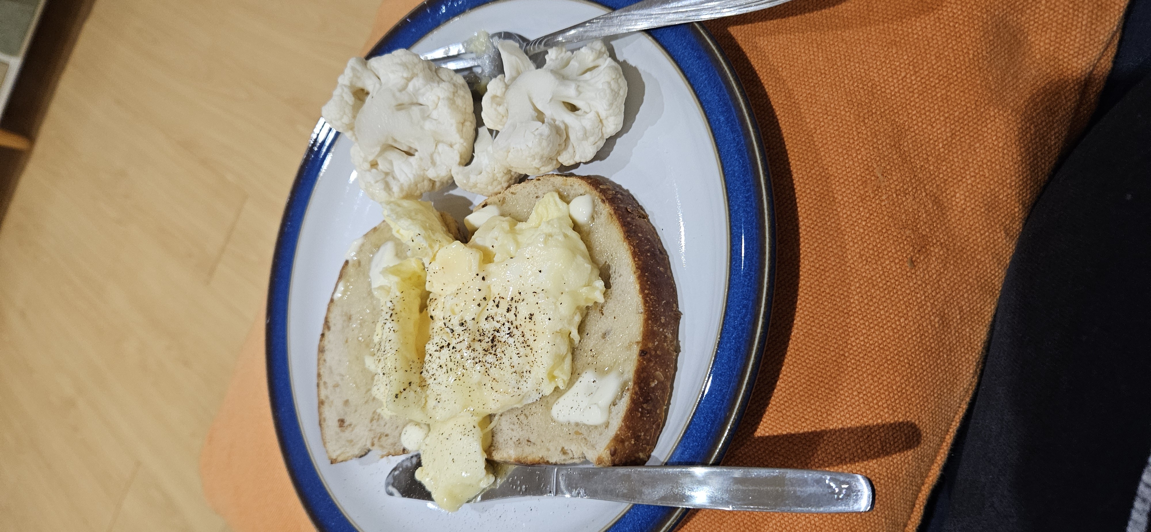 Egg toast with cauliflower