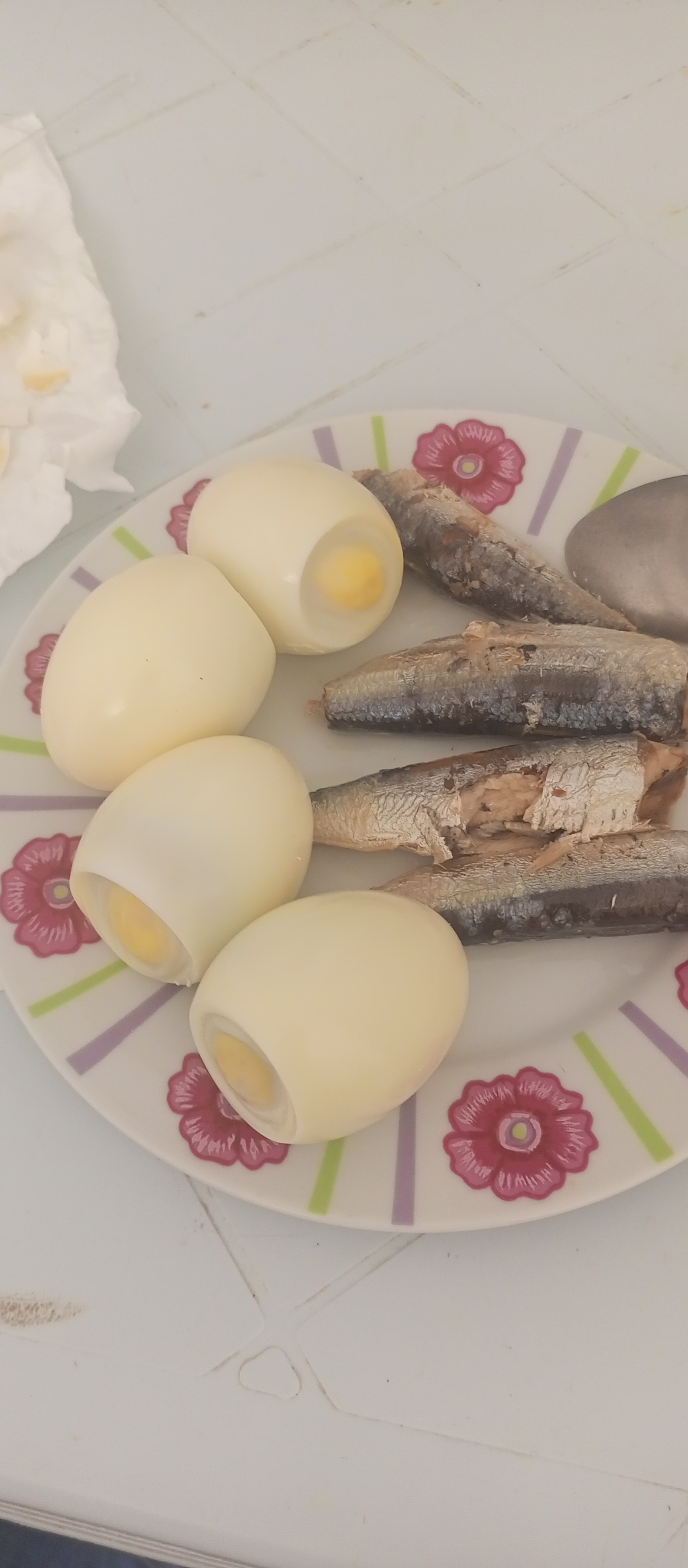 Oeufs durs et sardines