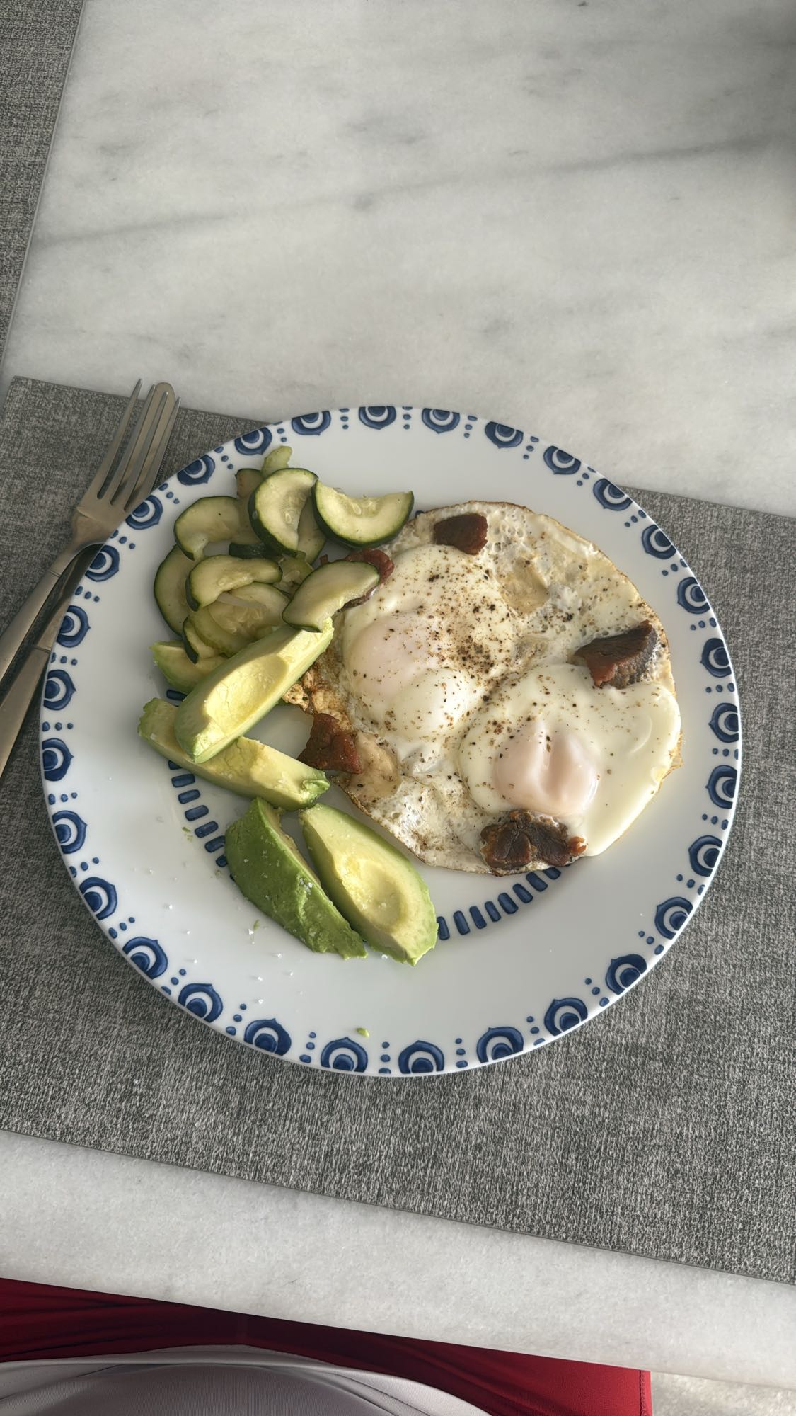 Huevos con calabacín y aguacate