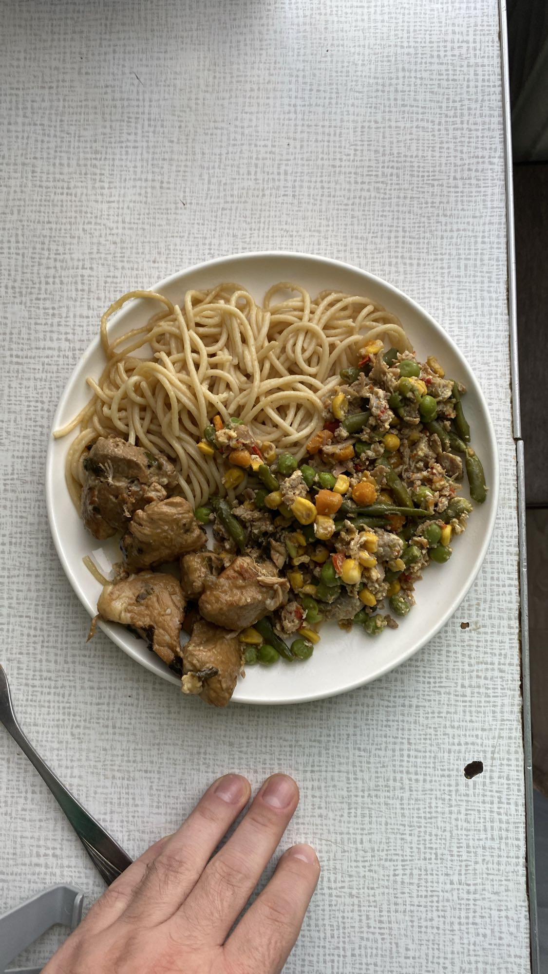 Курица с макаронами и овощами