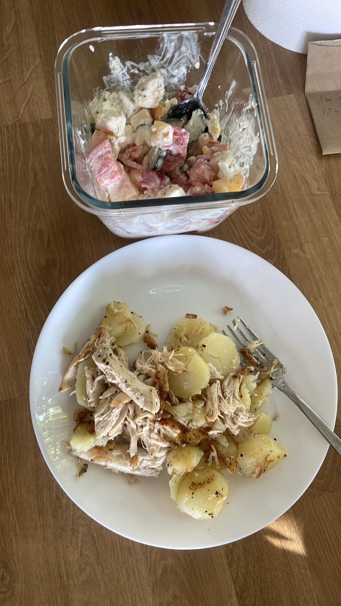 Kurczak z ziemniakami i sałatką