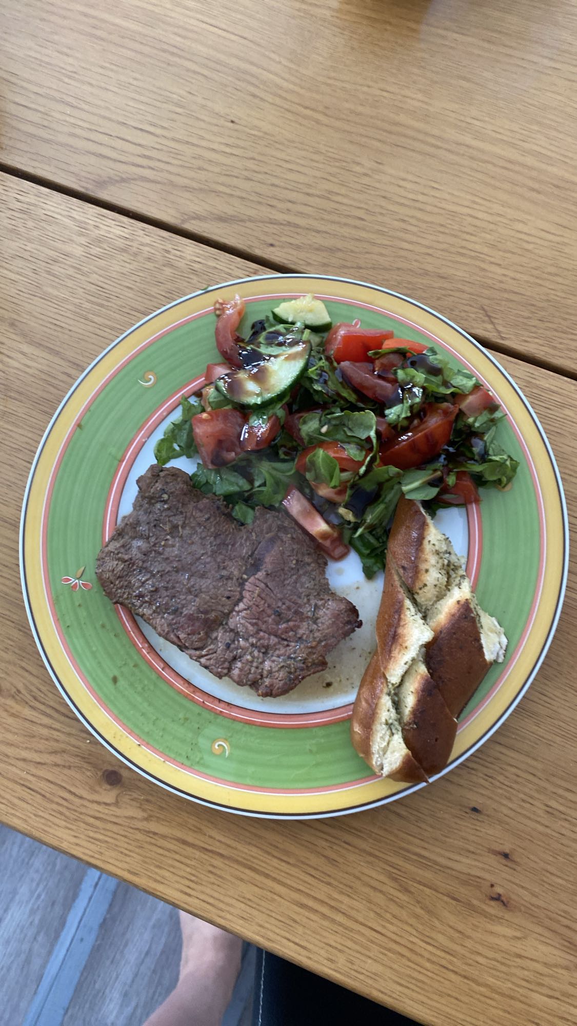 стейк с салатом и хлебом