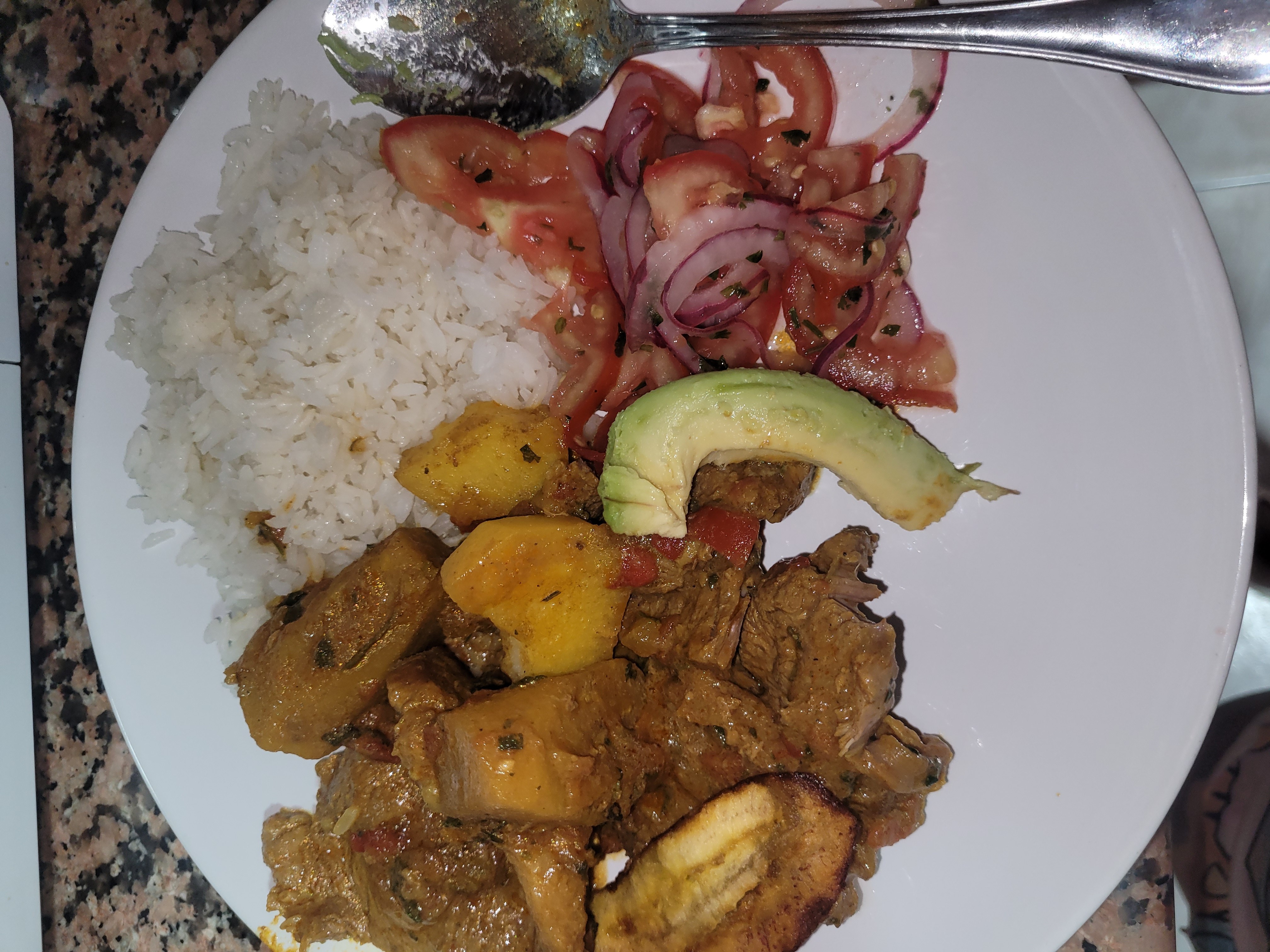 Carne guisada con arroz y ensalada