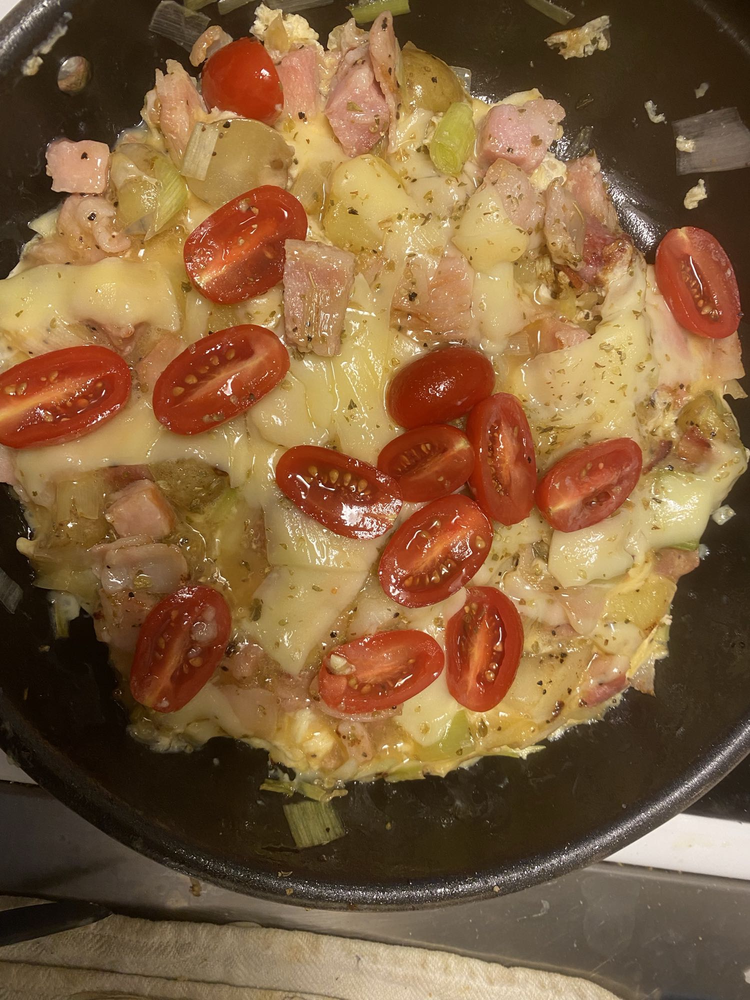 Omelett med ost och skinka