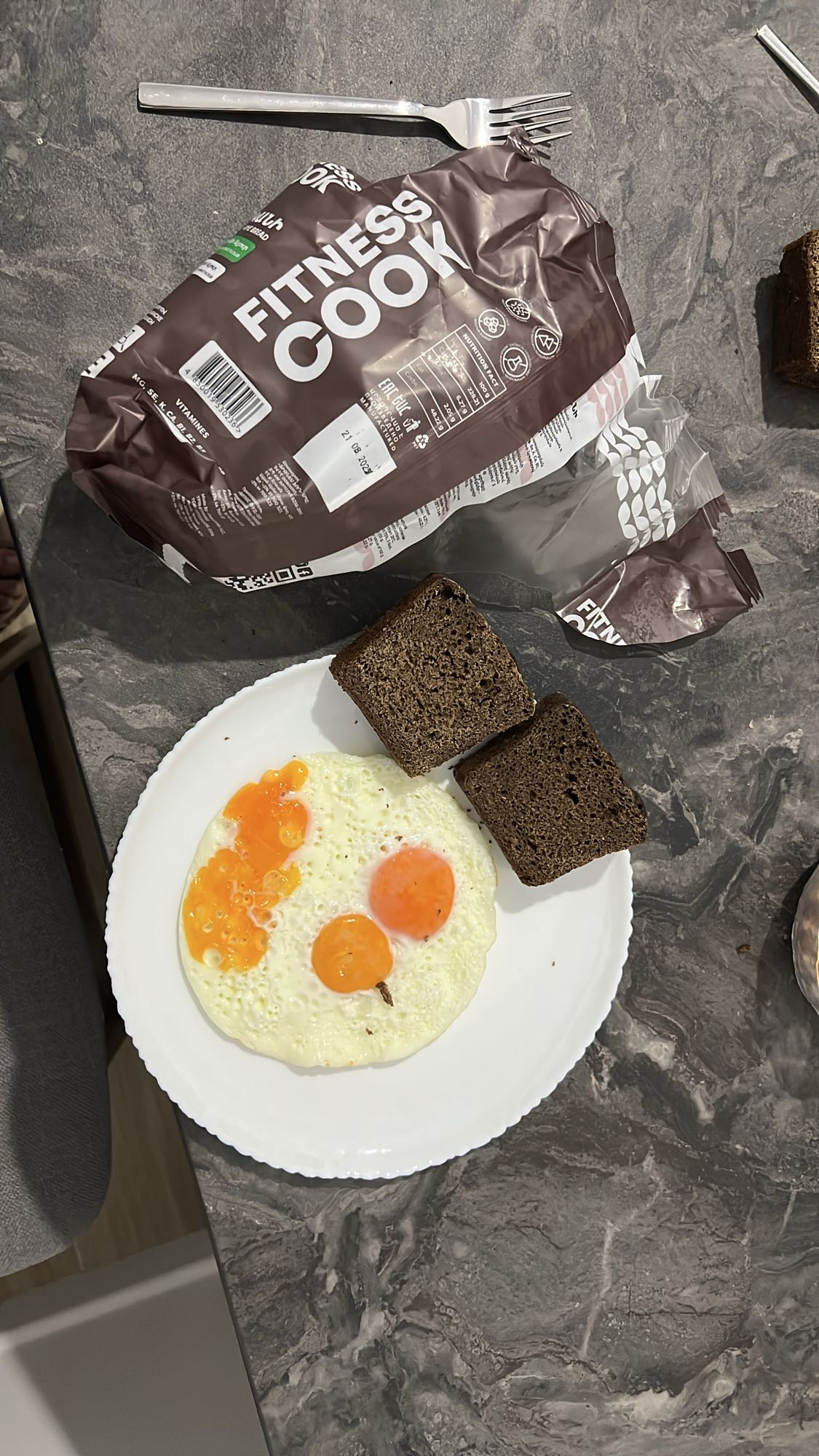 Հավի ձու և սև հաց