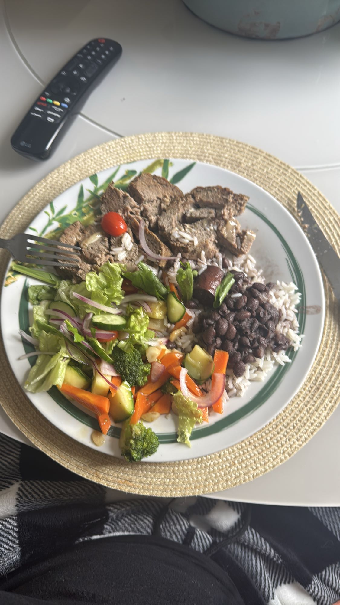 Arroz, feijão, carne e salada