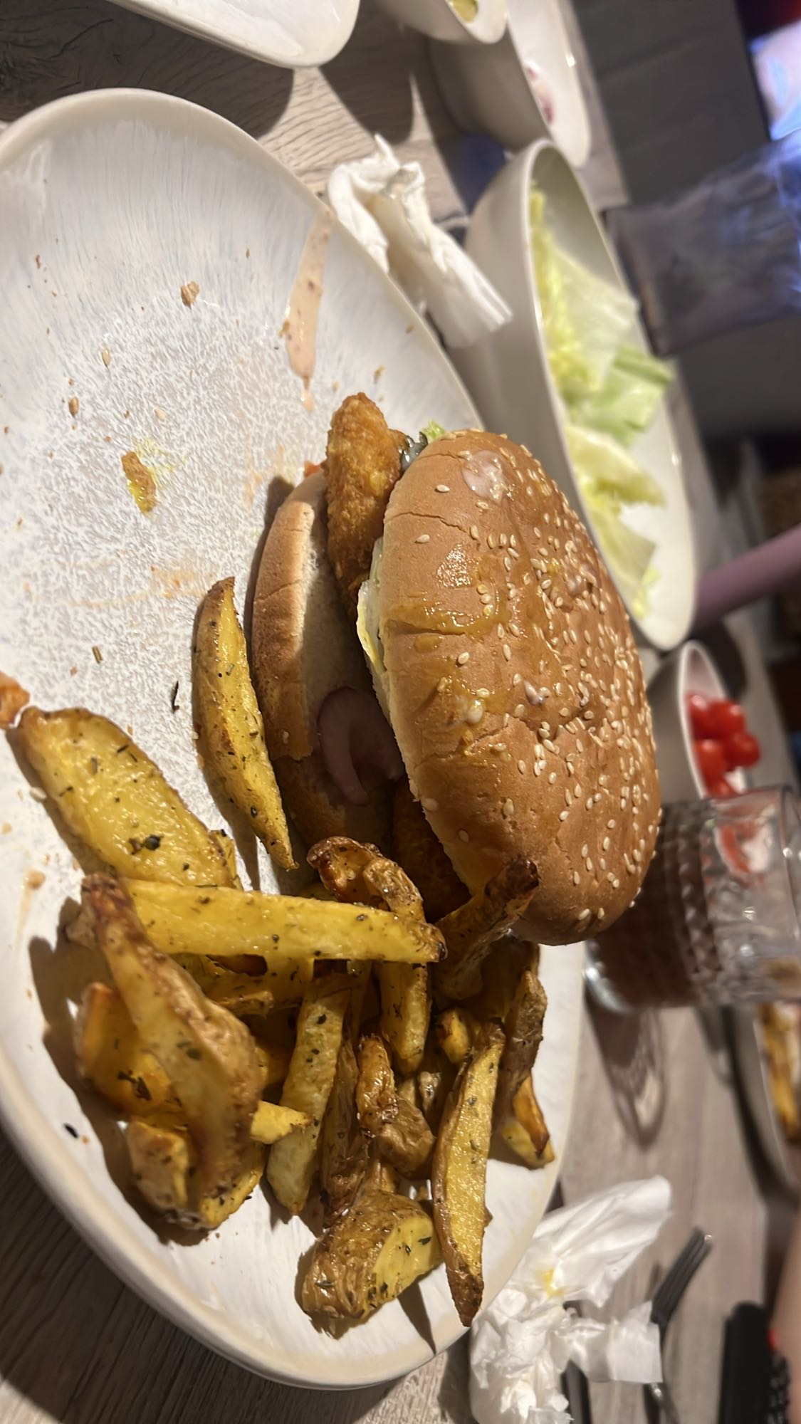 Burger mit Pommes