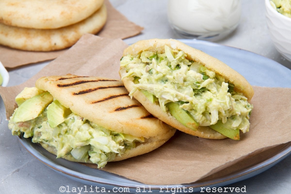 Arepas con pollo y aguacate