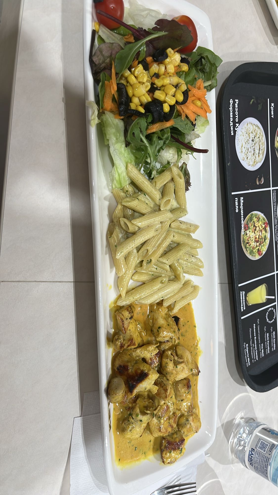 Пиле с паста и салата