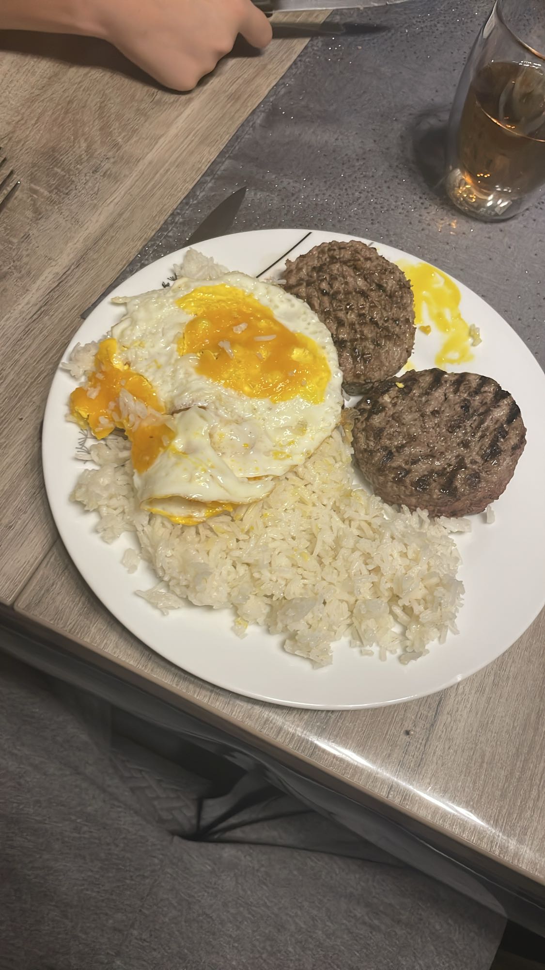 Riz, œufs et steaks