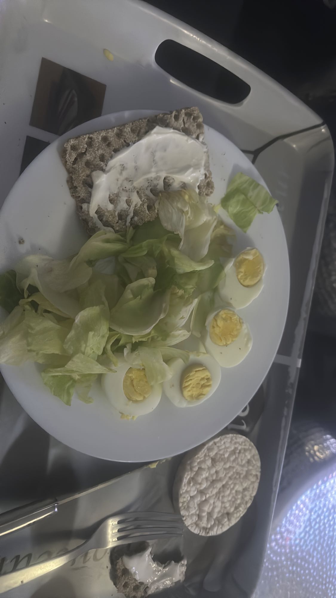 Oeufs, salade et tartines