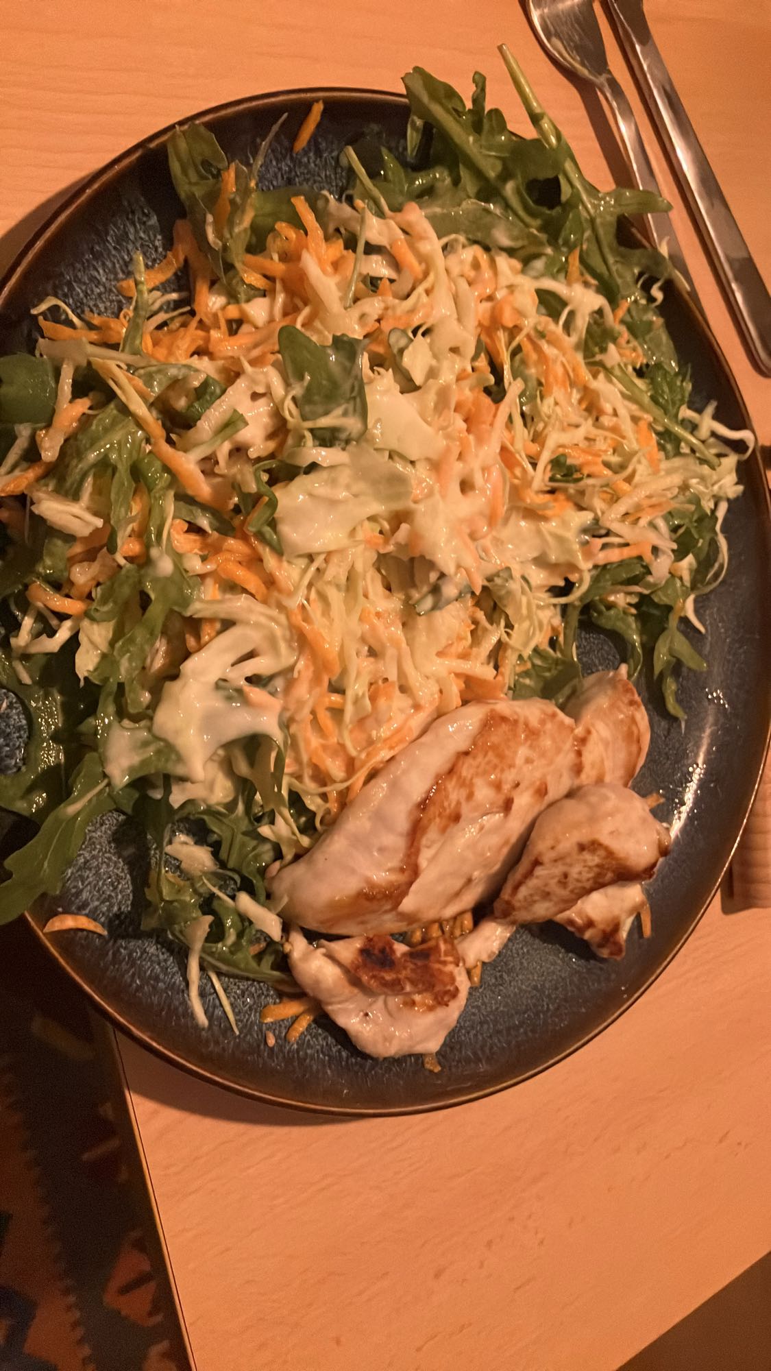 Salada com frango grelhado e pão integral