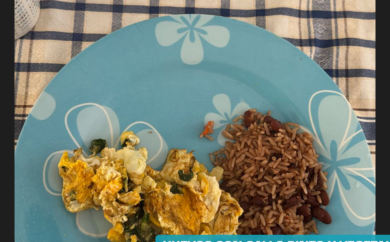 gallo pinto con huevos y espinaca