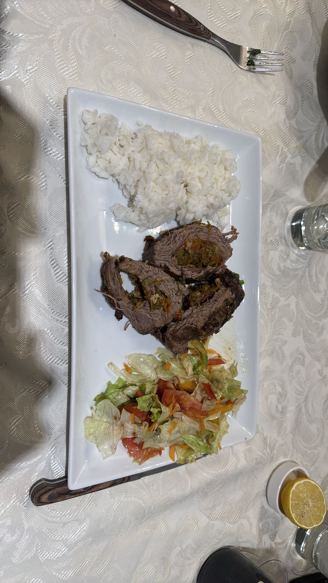 Carne rellena con arroz y ensalada