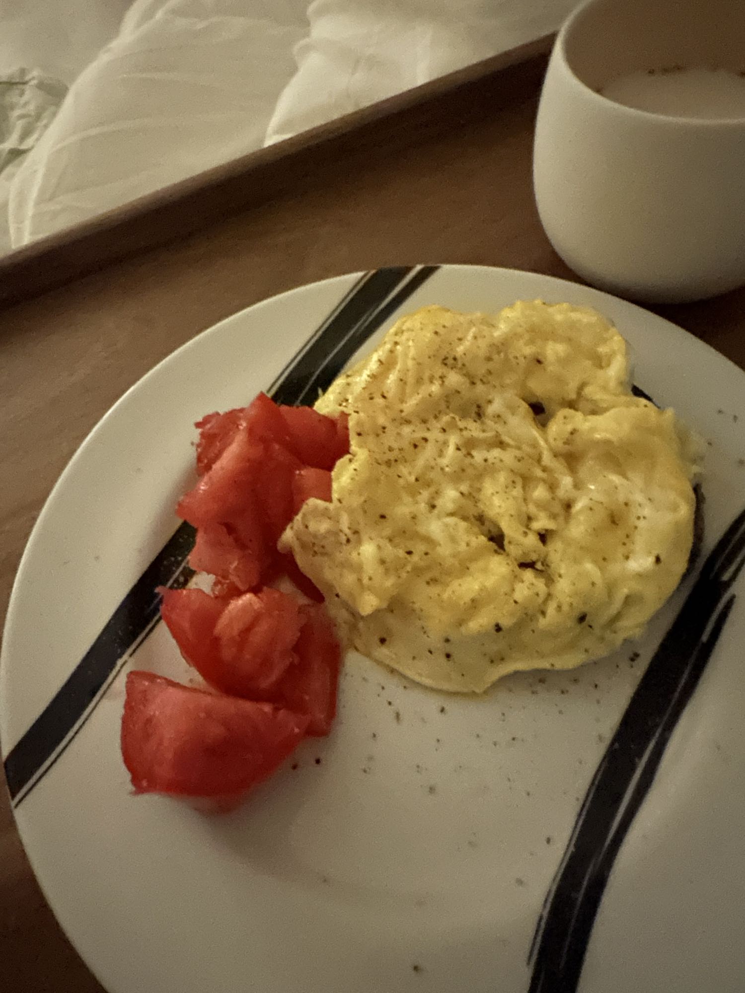 Huevos revueltos y tomate con pan integral