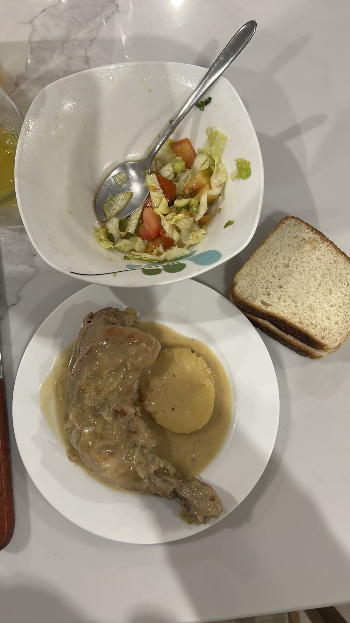 Pollo con ensalada y pan