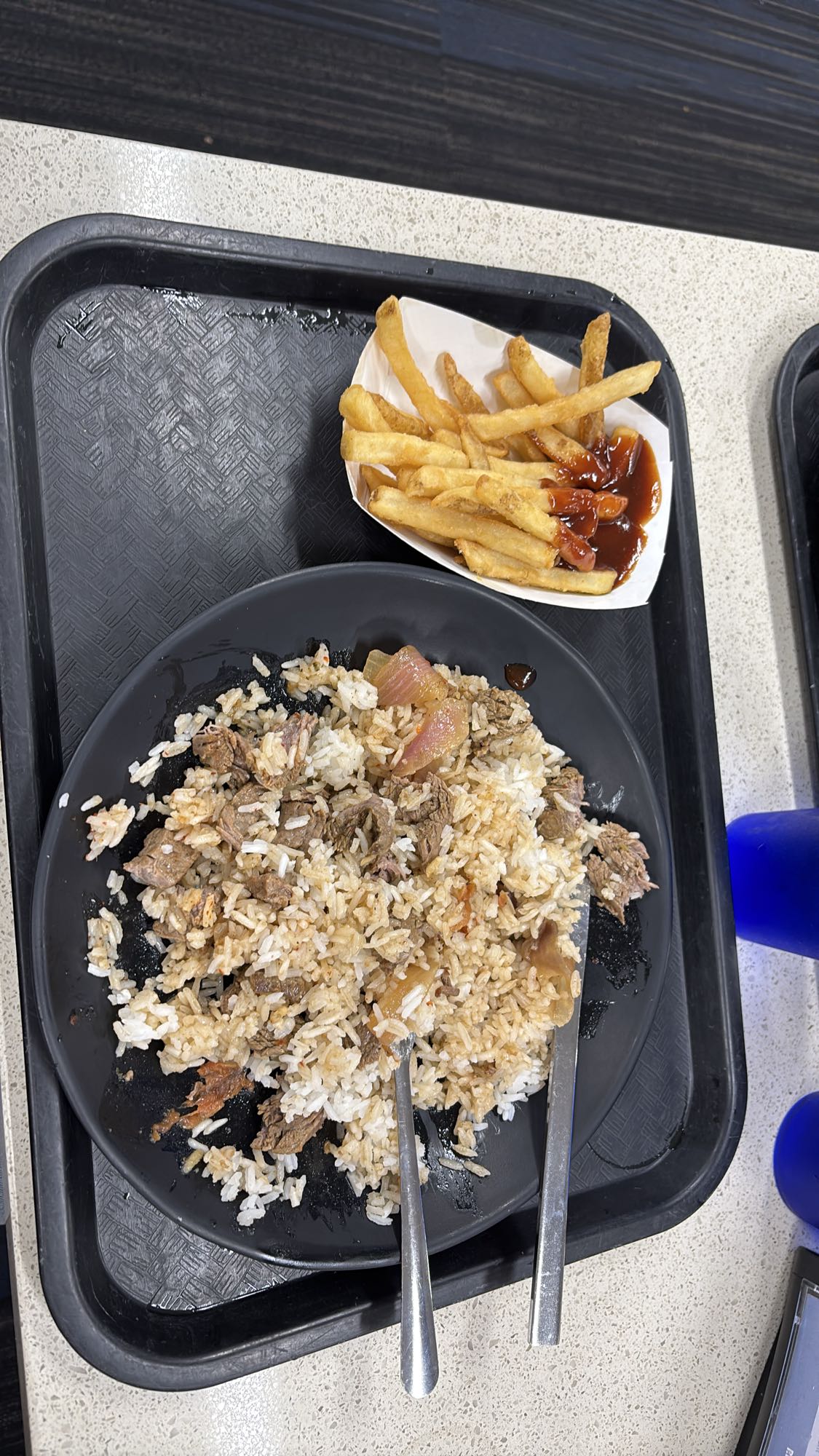 arroz con carne y papas fritas