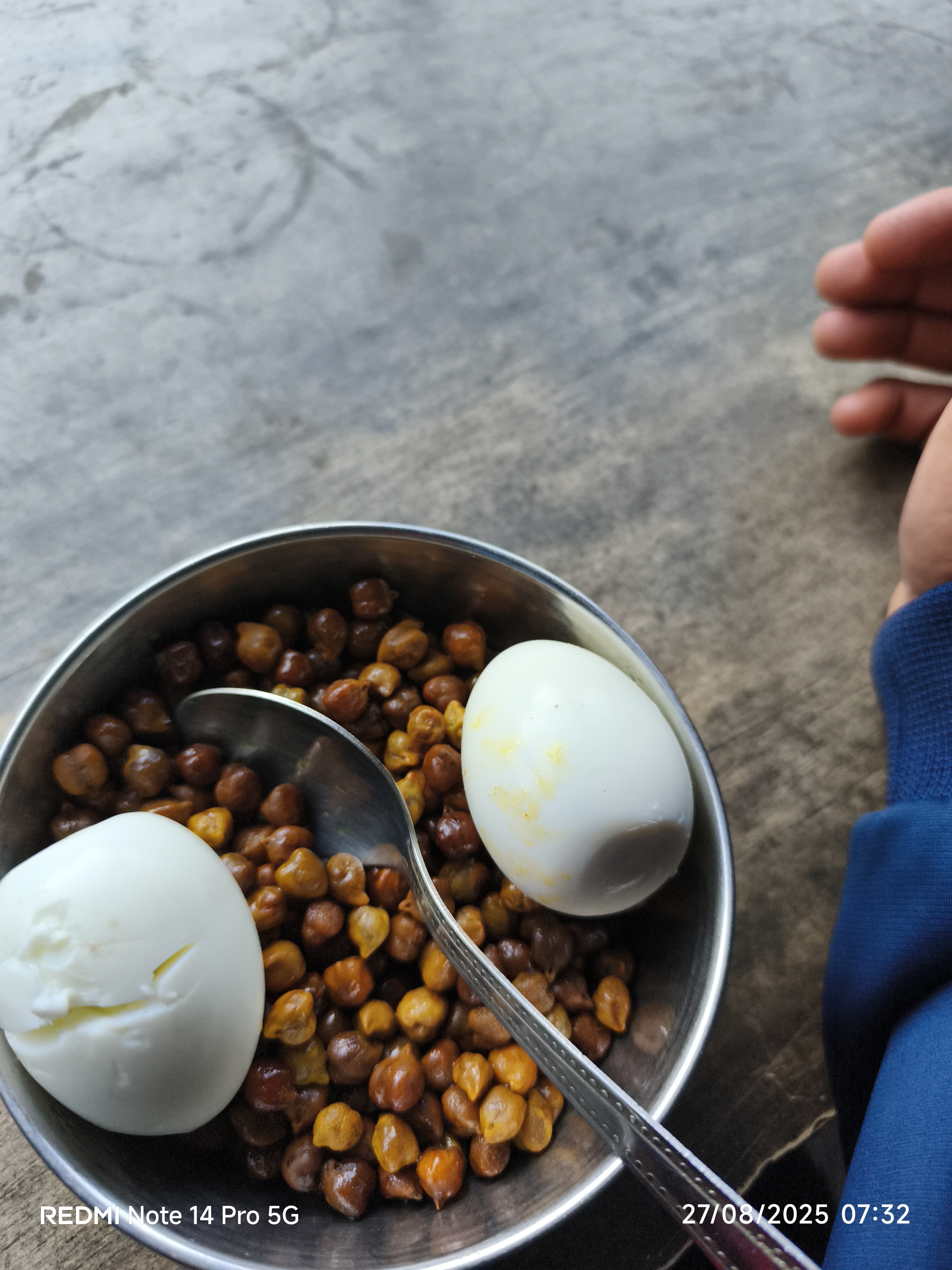 Boiled Eggs with Chickpeas