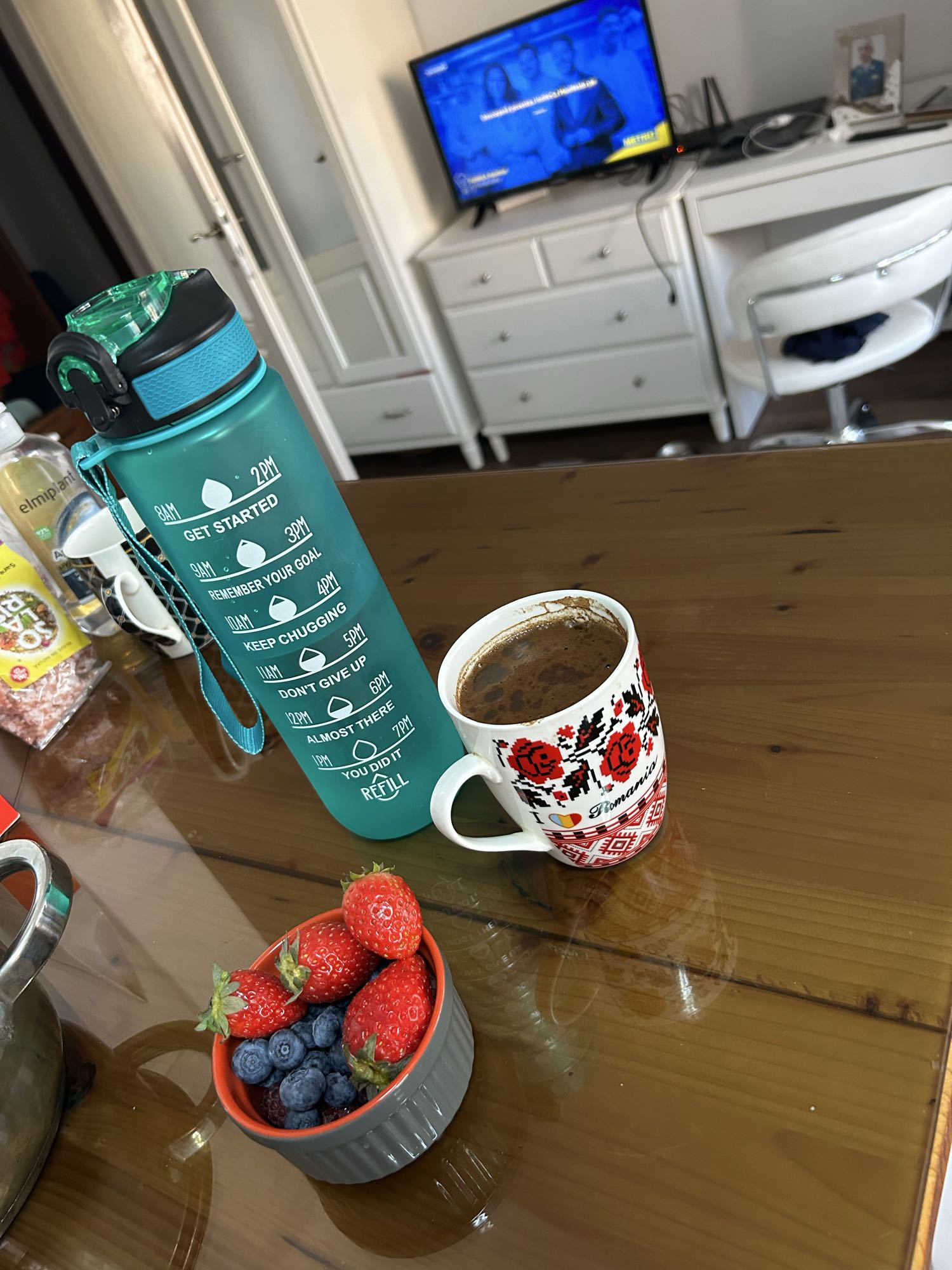 Gustare cu fructe de pădure, cafea și apă cu sare roz