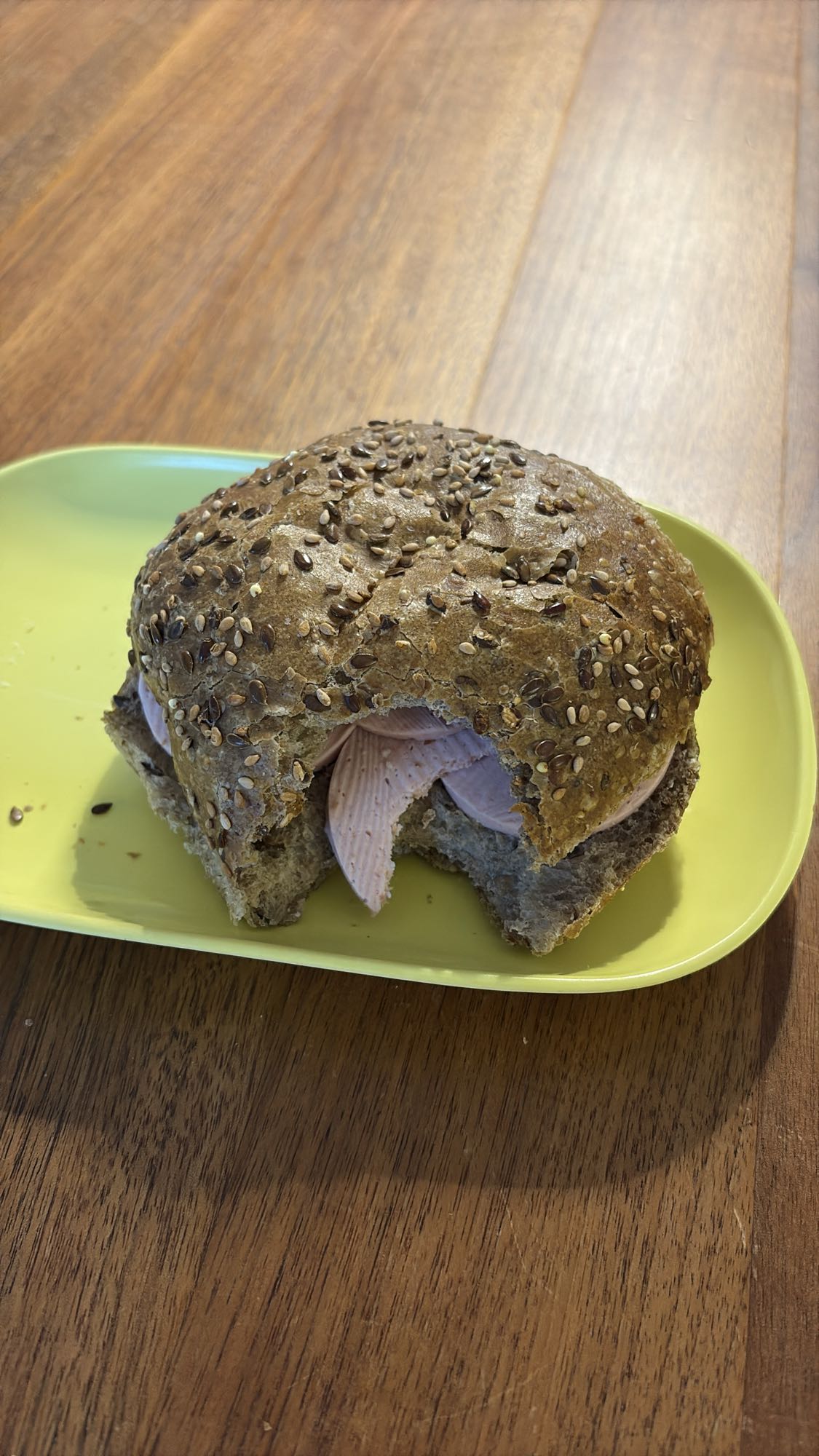Vollkornbrötchen mit Wurst