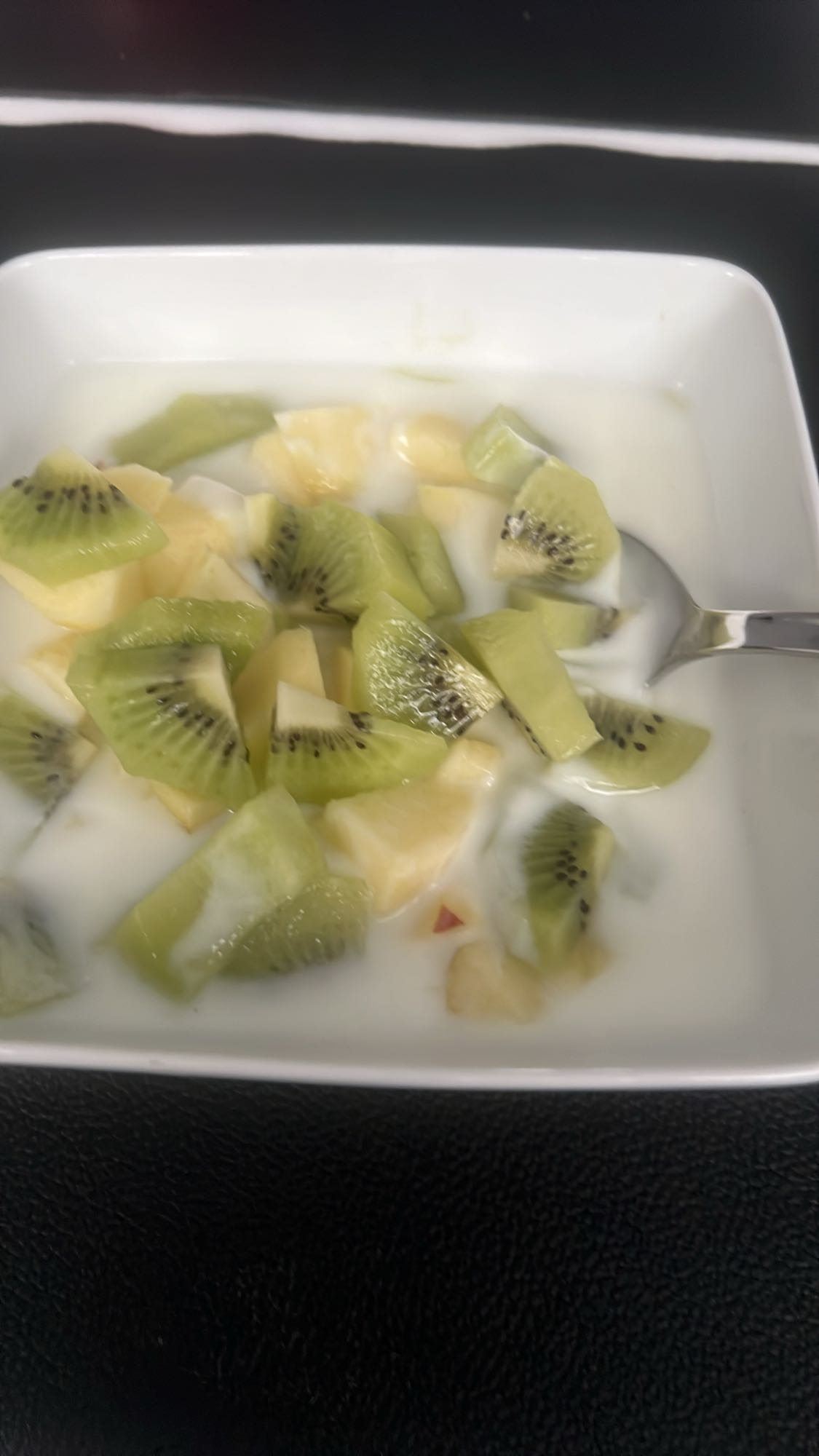 Yoghurt met kiwi en appel