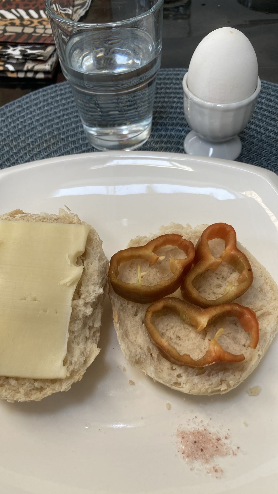 Frukostbröd med ost och ägg